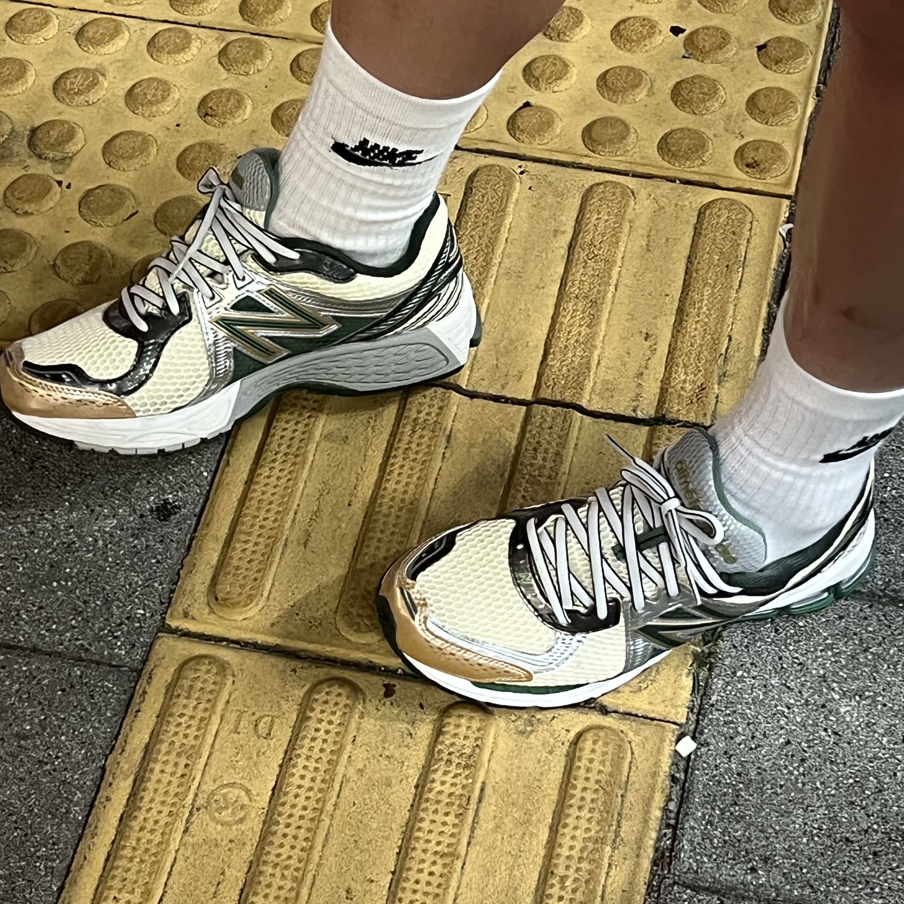 New Balance x Aime Leon Dore 860v2 Green 착용 스타일 - 2