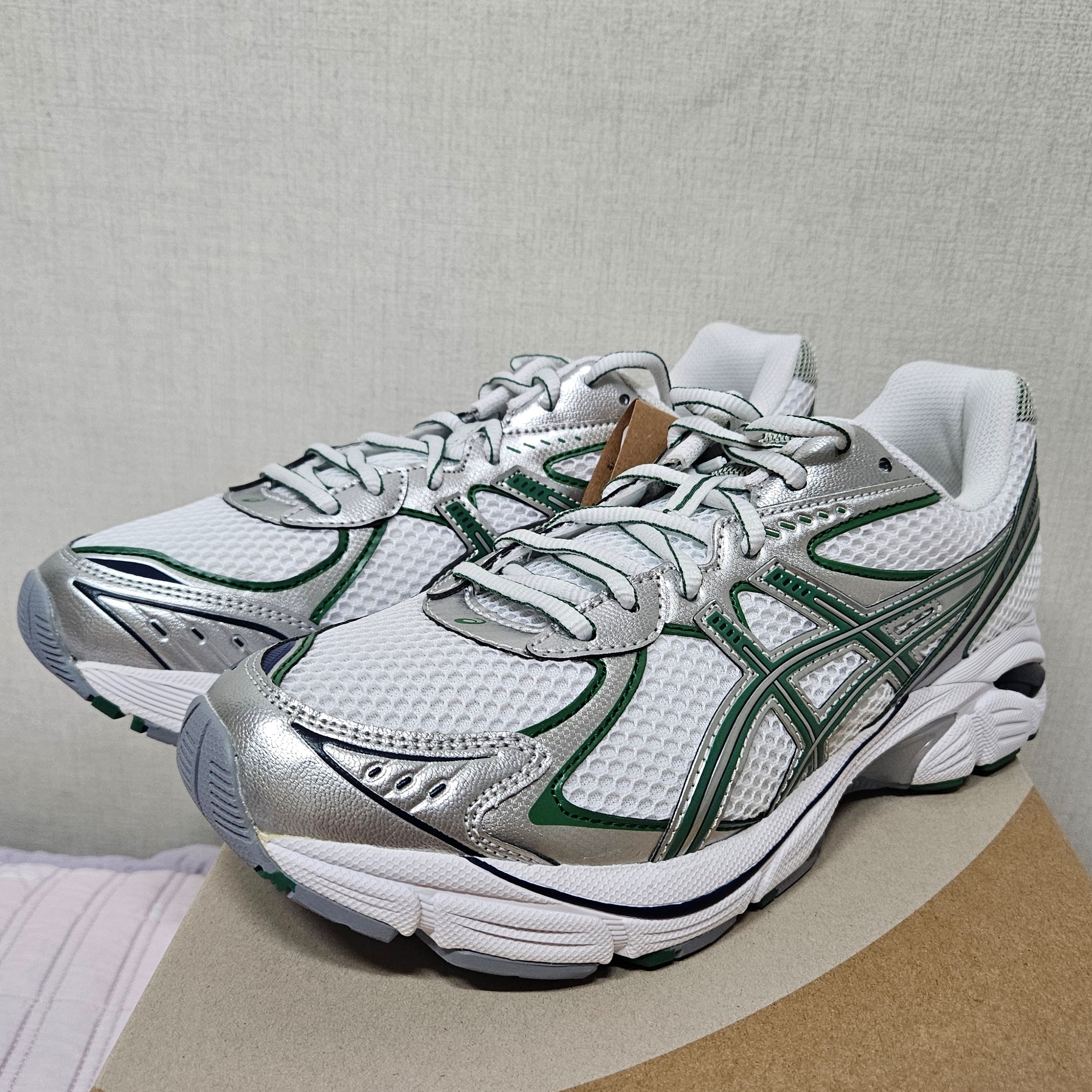 Asics GT-2160 White Shamrock Green 착용 스타일