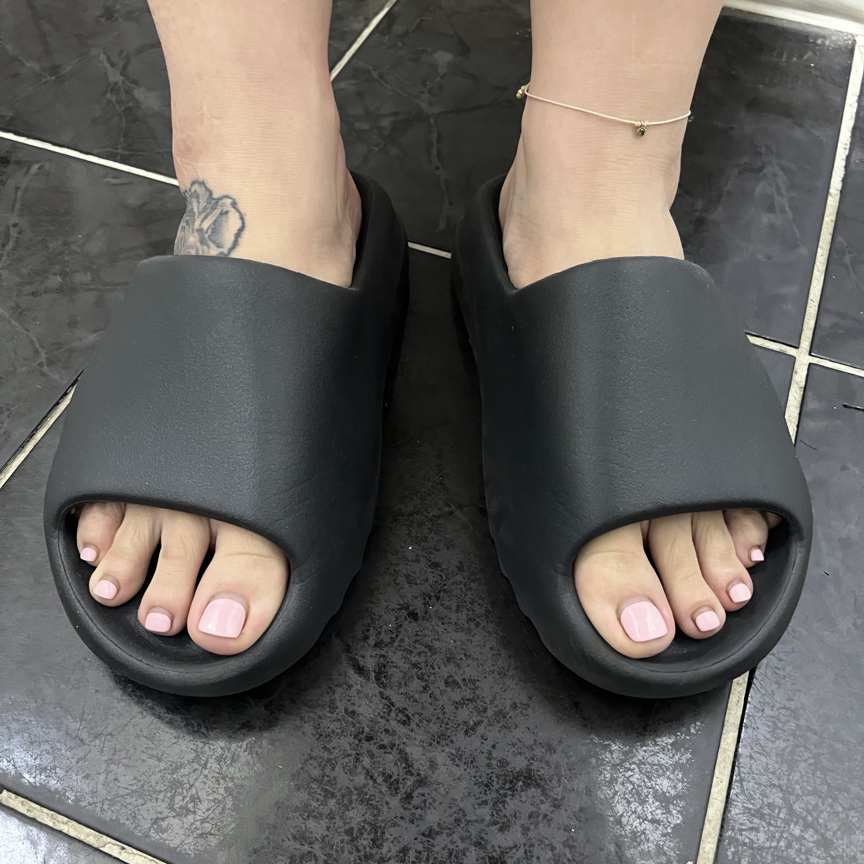 Adidas Yeezy Slide Onyx 착용 스타일 - 1