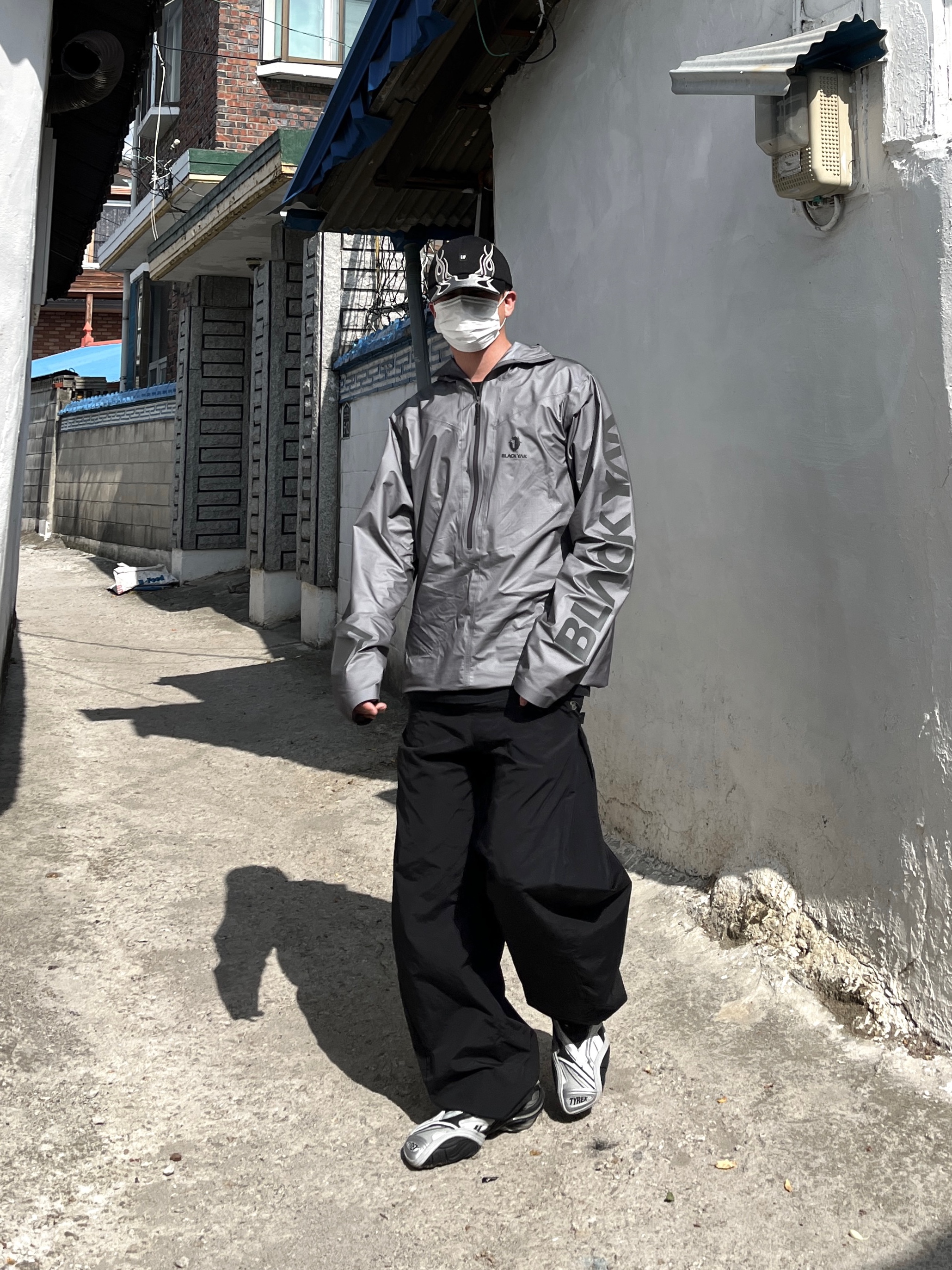Yeezy Gap Engineered By Balenciaga Flame Cap Black, Sansan Gear Side Snap Pants Black 착용 스타일 - 1