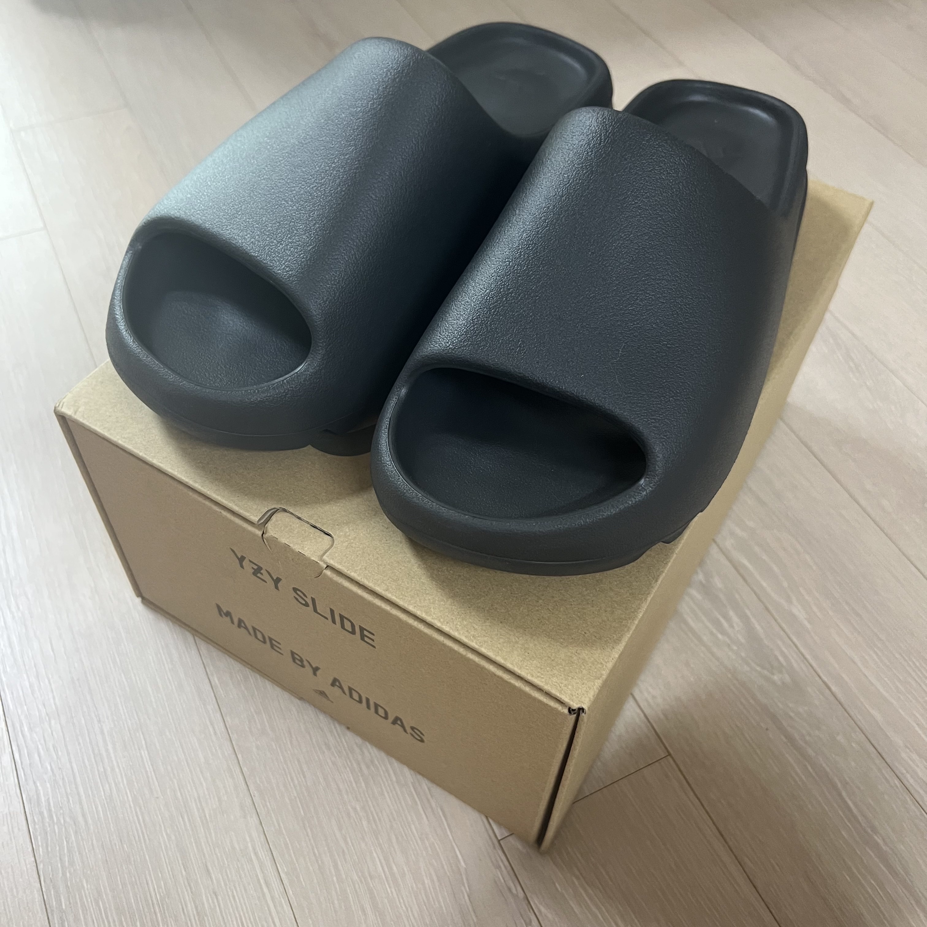 Adidas Yeezy Slide Onyx 착용 스타일 - 2