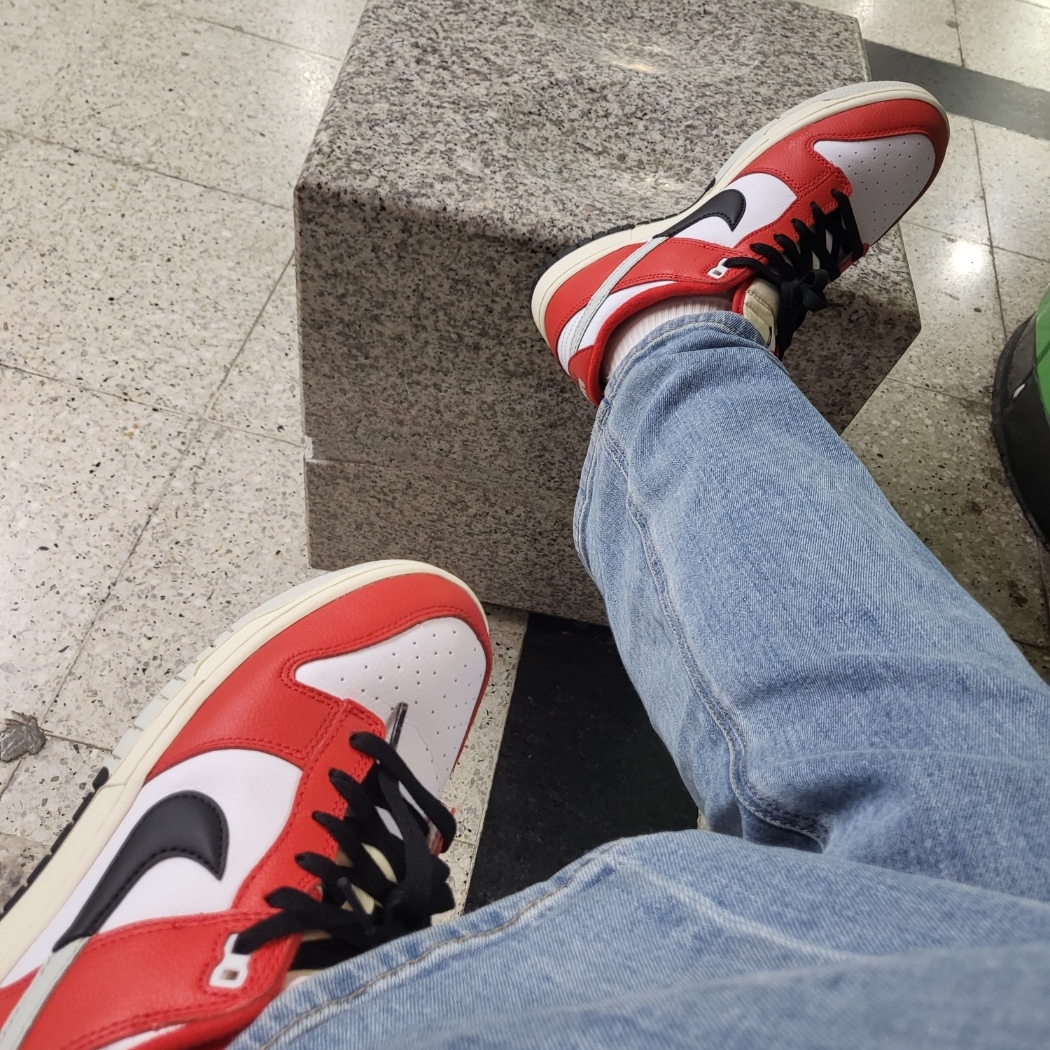 Nike Dunk Low Retro PRM University Red Black 착용 스타일 - 2