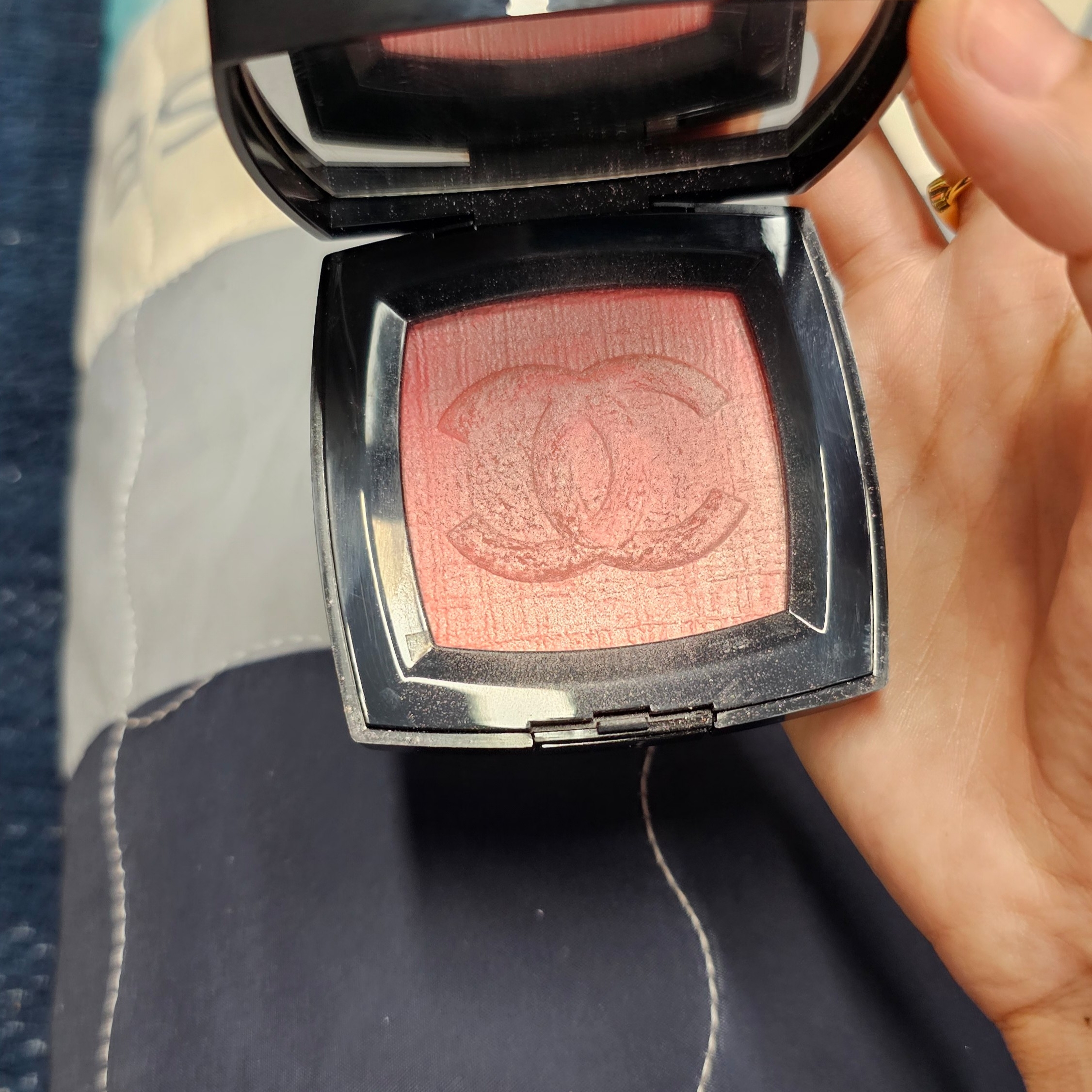 Chanel Fantaisie de Chanel Limited Edition Illuminating Powder Blush Pastel Fuchsia 착용 스타일
