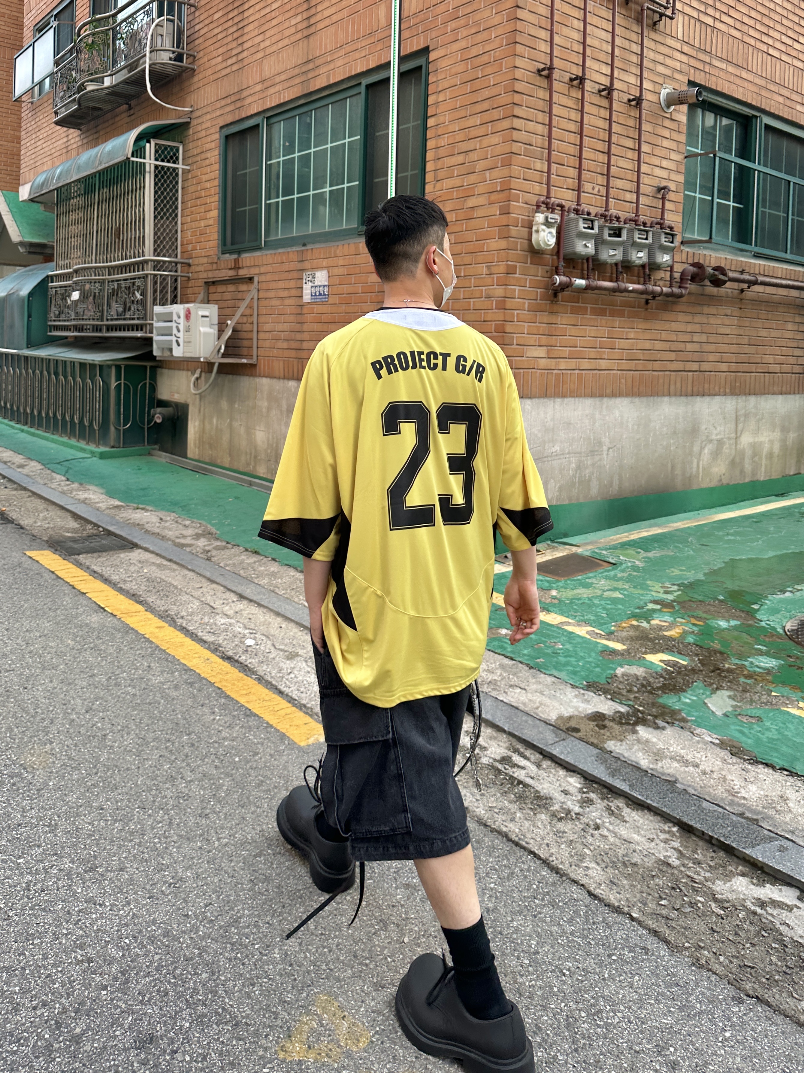 Project G/R Oversized Football Jersey Yellow, Balenciaga Steroid Derby Black 착용 스타일 - 4