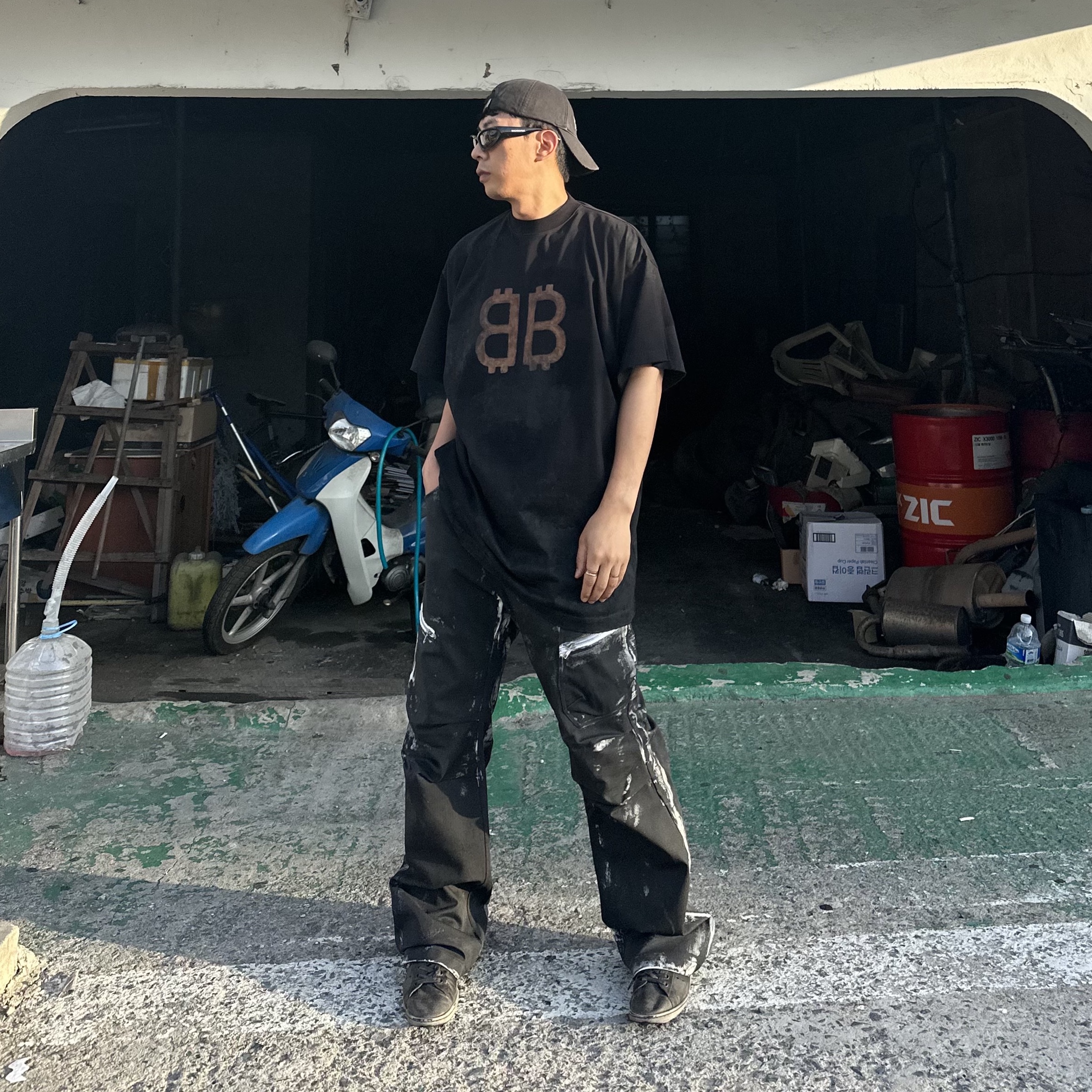 Balenciaga Oversized Crypto T-Shirt Faded Black, Grailz Flared Zip Cargo Pants Black 착용 스타일 - 1