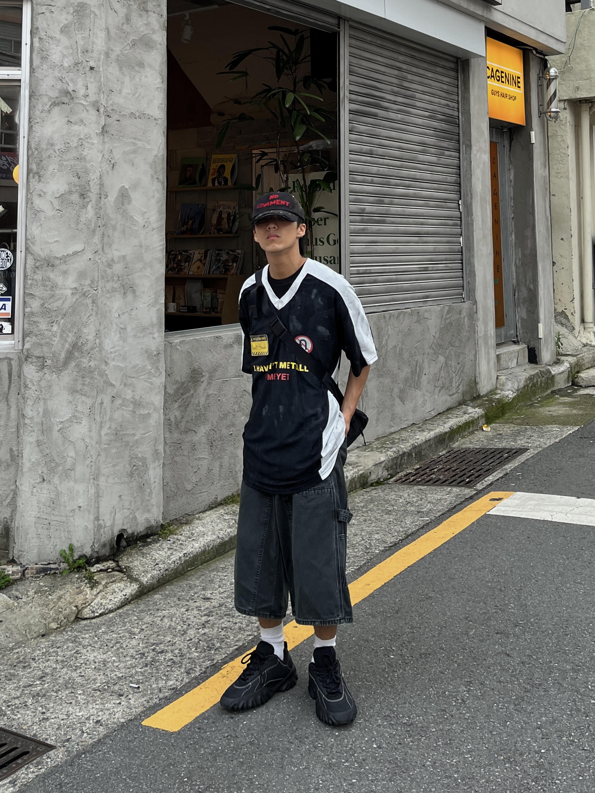 Nos Couleurs Washed Film Jersey T-Shirt Black, Nos Couleurs No Comment Cap Black 착용 스타일 - 1