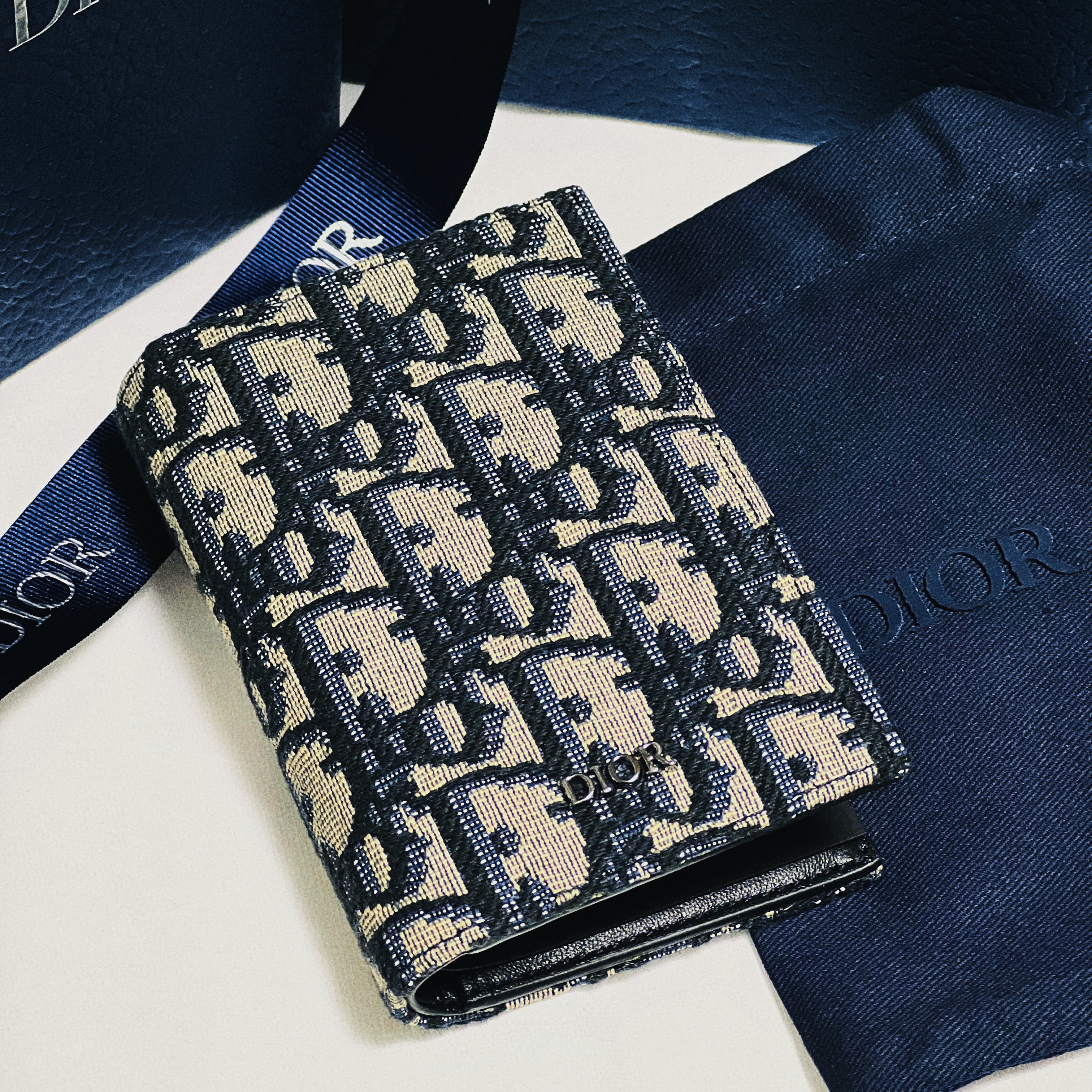 Dior Bi-Fold Card Holder Beige & Black Dior Oblique Jacquard 착용 스타일