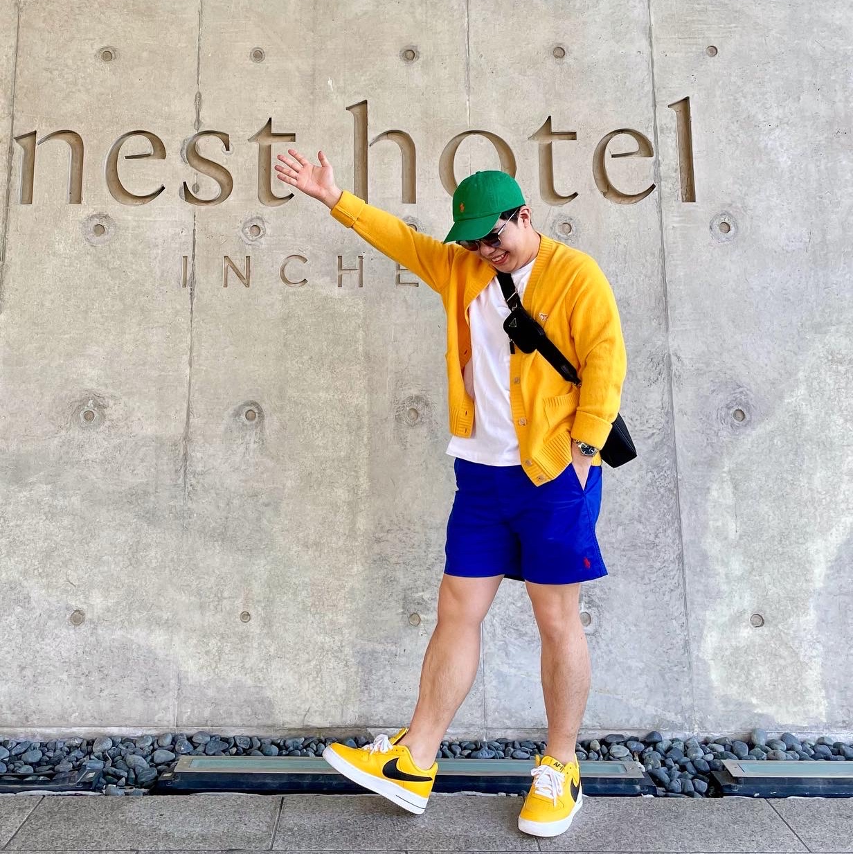 Nike Air Force 1 Low NBA Amarillo, Prada Re-Nylon and Saffiano Leather Shoulder Bag Black 착용 스타일