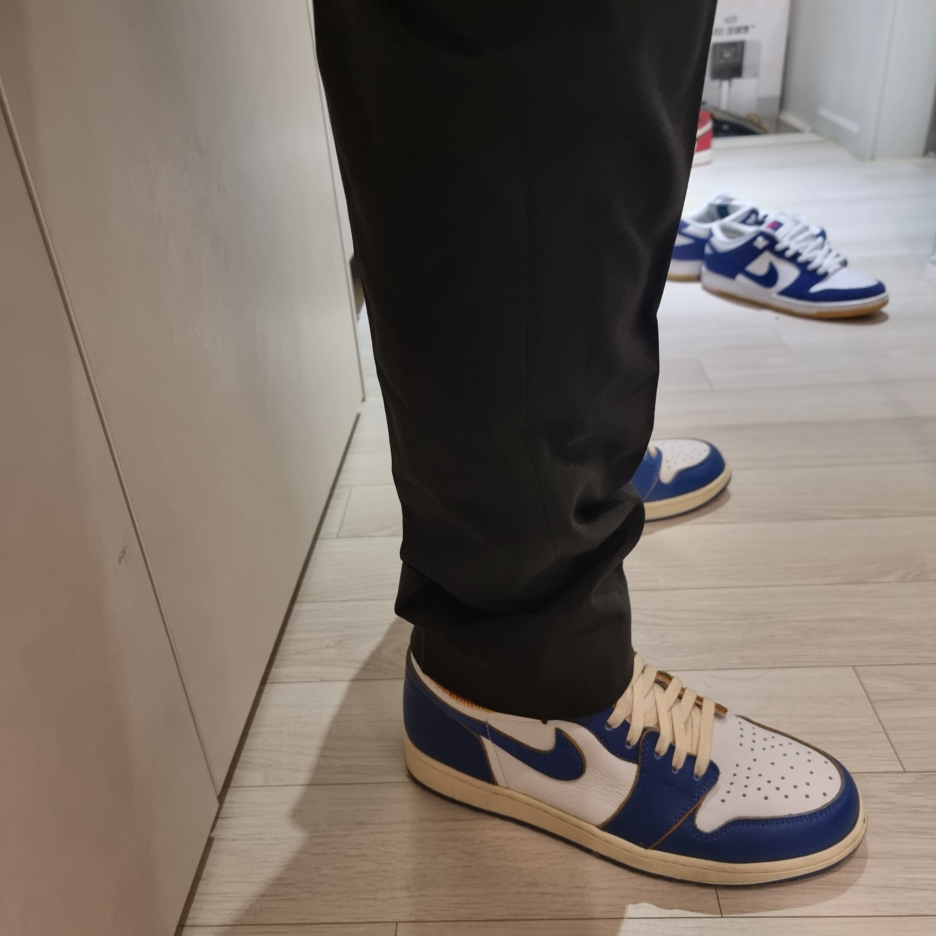 Jordan 1 x Union Retro High Blue Toe, Nike SB Dunk Low Pro Premium Deep Royal Blue 착용 스타일