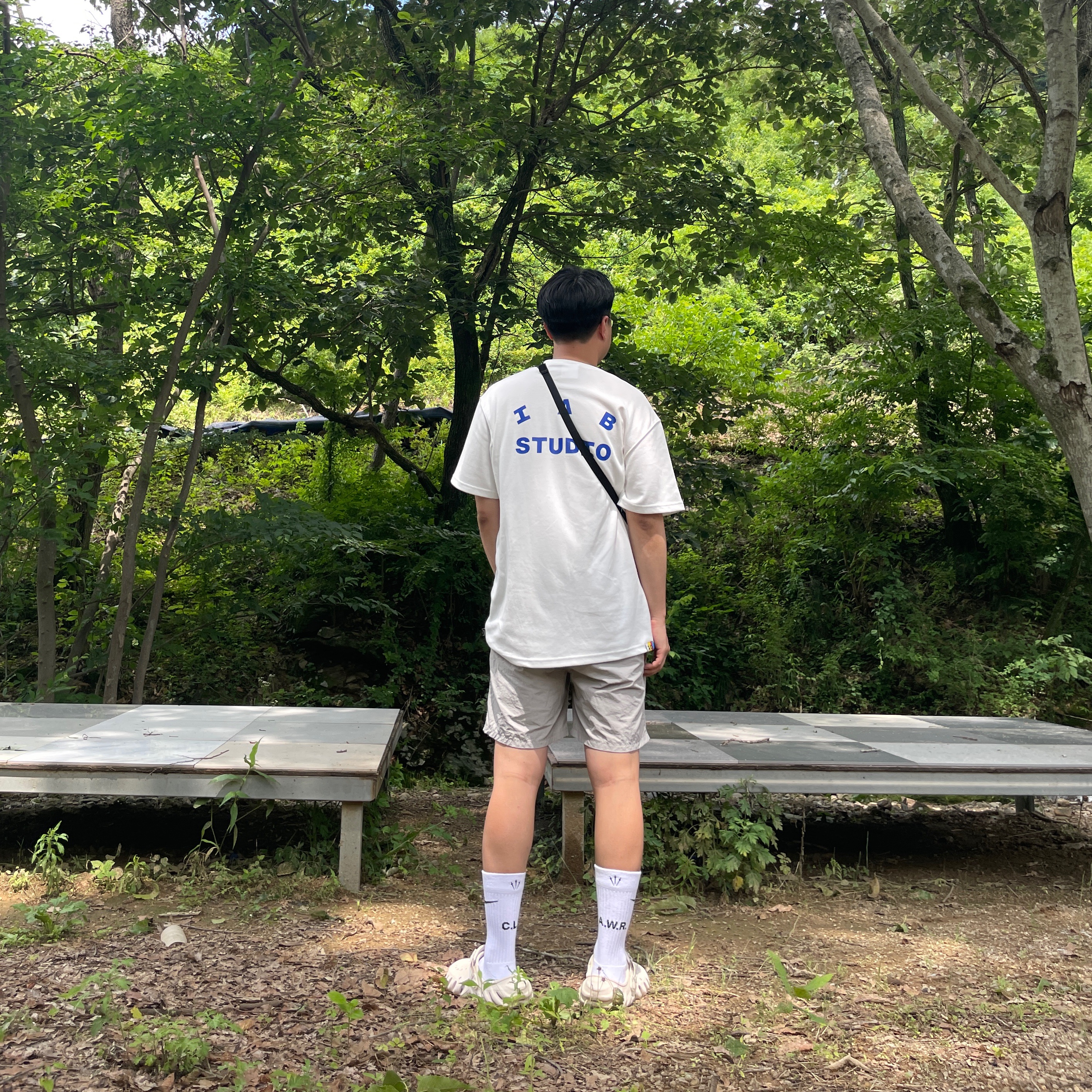 IAB Studio 10th Anniversary T-Shirts Pack White & Black (2 Pack), Crocs Echo Clog Stucco 착용 스타일 - 1