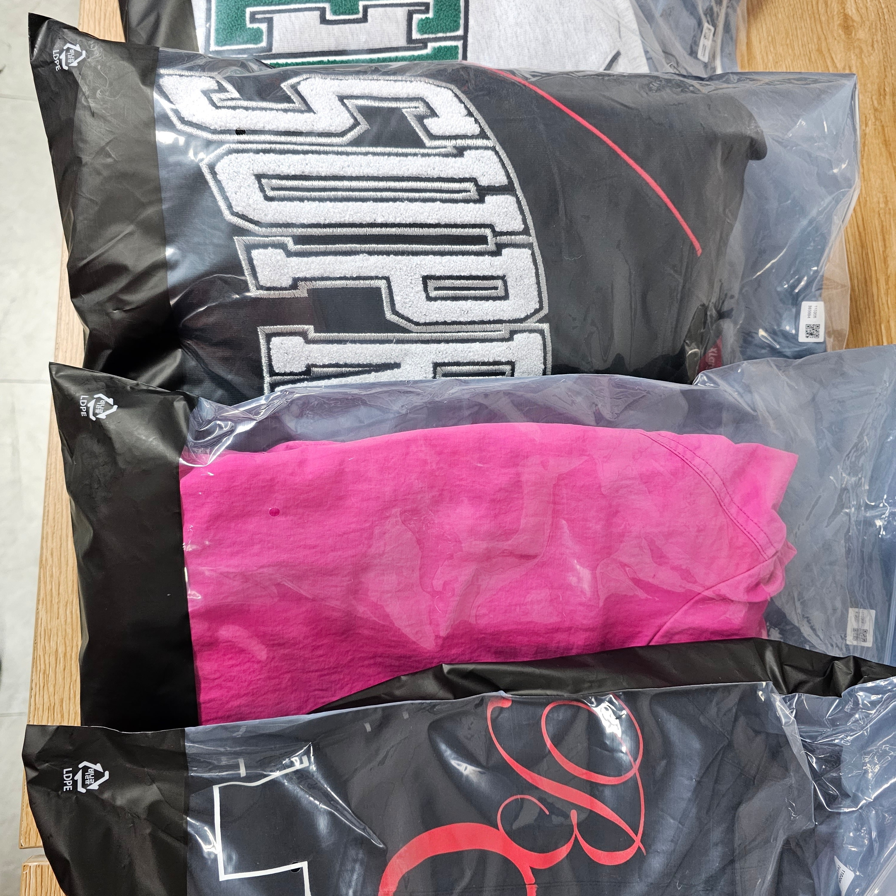 Stussy Wave Dye Beach Shell Jacket Fuchsia 착용 스타일