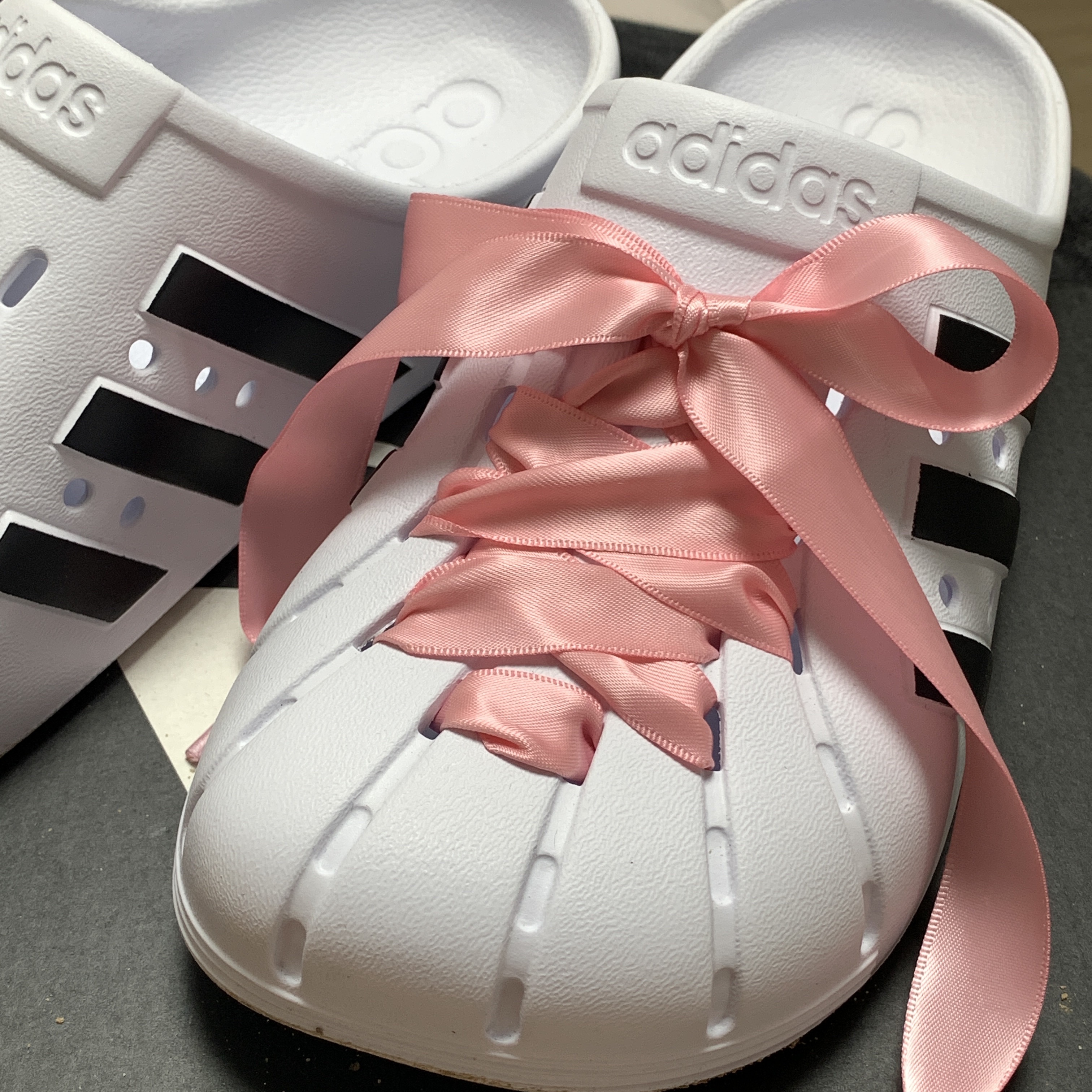 Adidas Adilette Clog White Black 착용 스타일 - 1