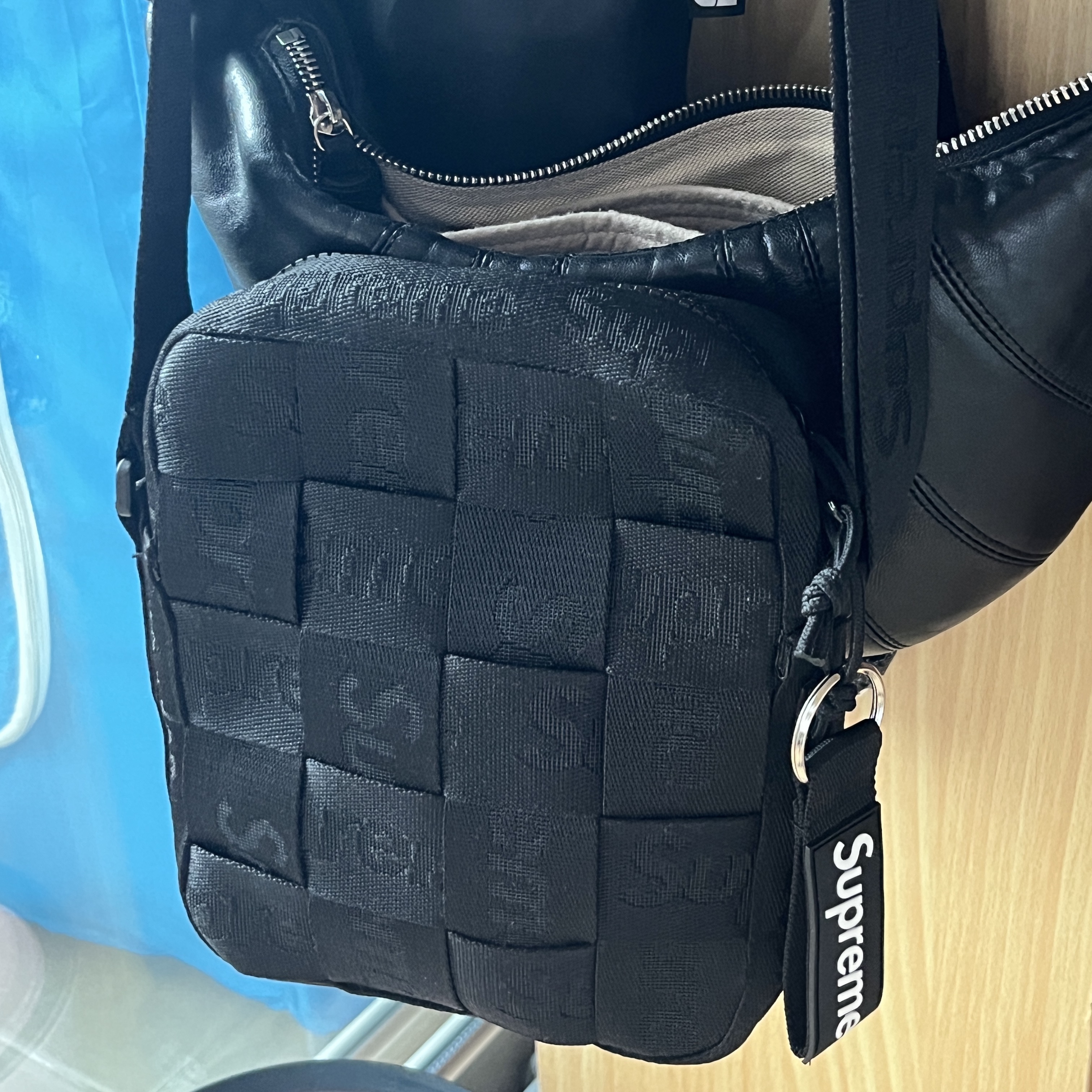 Supreme Woven Shoulder Bag Black - 23SS, Supreme Webbing Keychain Black - 23SS 착용 스타일