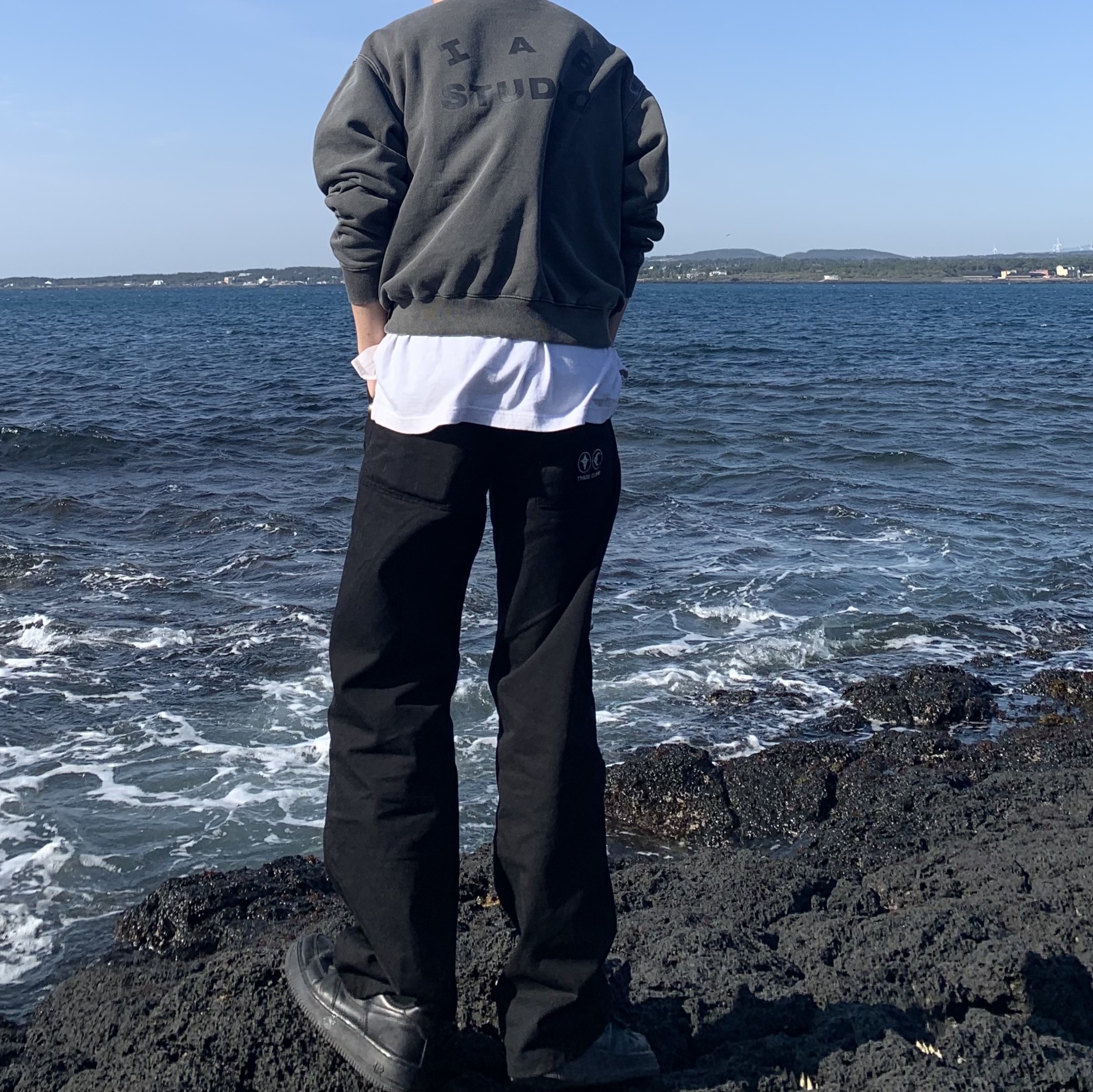 IAB Studio Pigment Sweatshirt & Mini Bag Black 착용 스타일