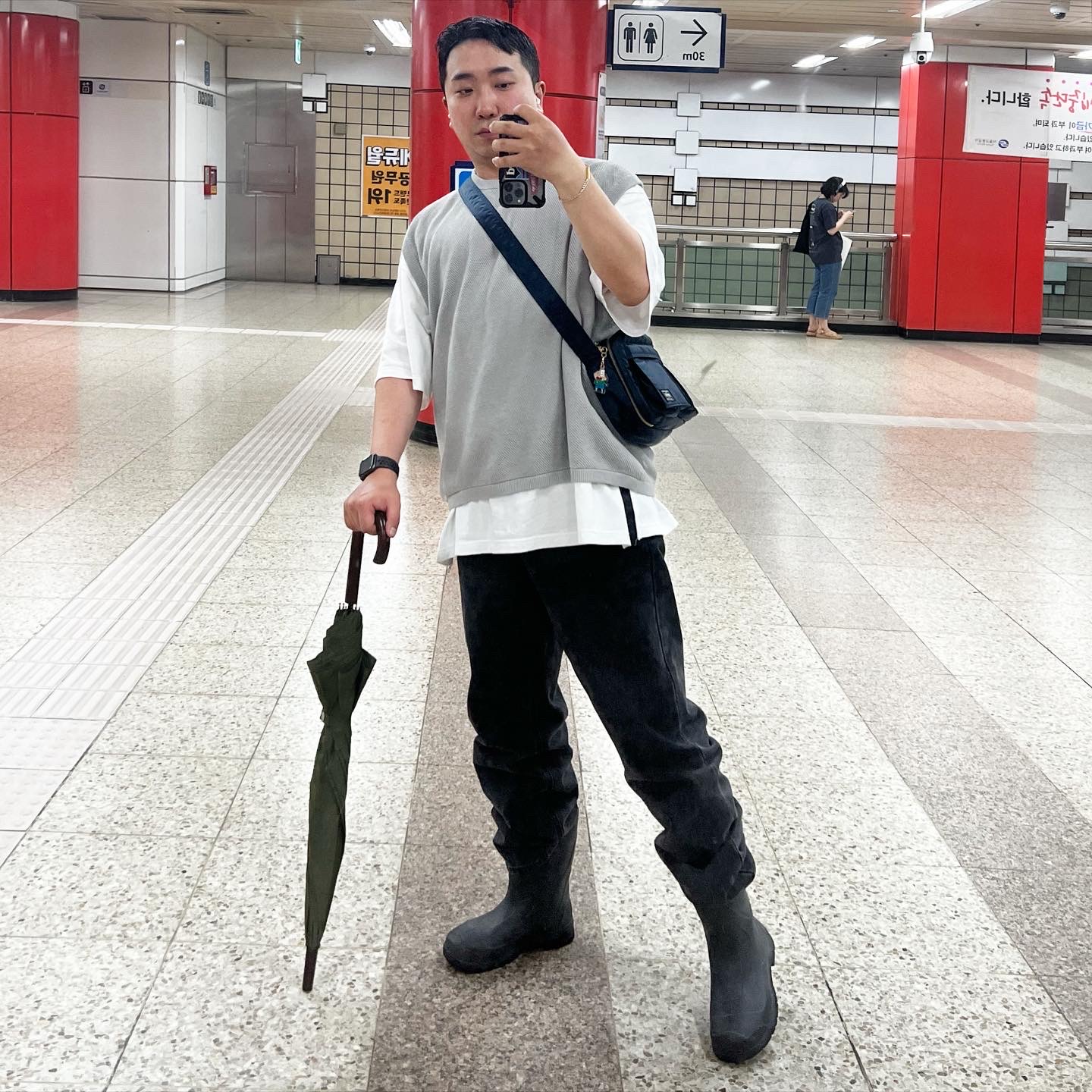 Porter Tanker Shoulder Bag S Iron Blue 착용 스타일