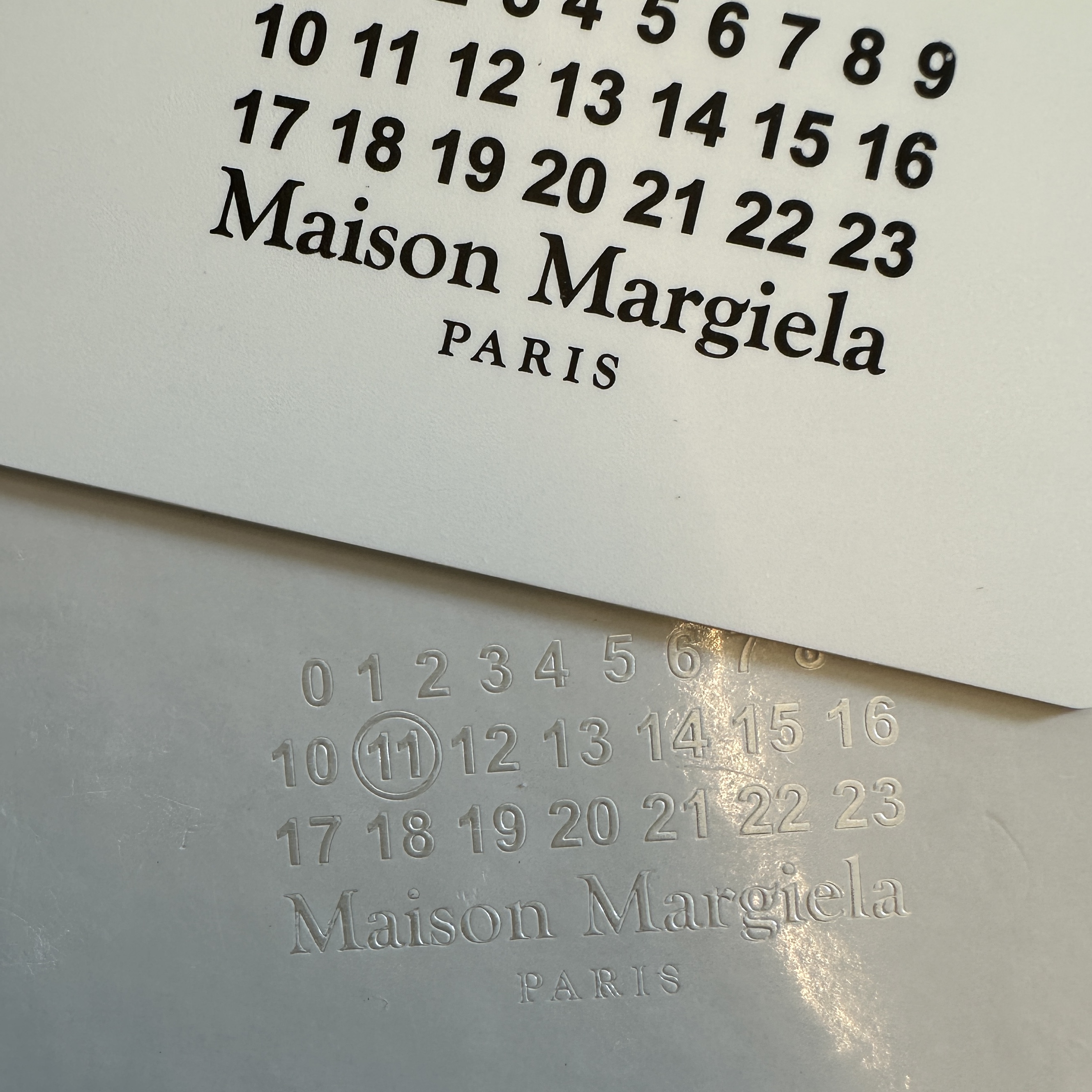Maison Margiela Stitch Card Holder Black 착용 스타일 - 2