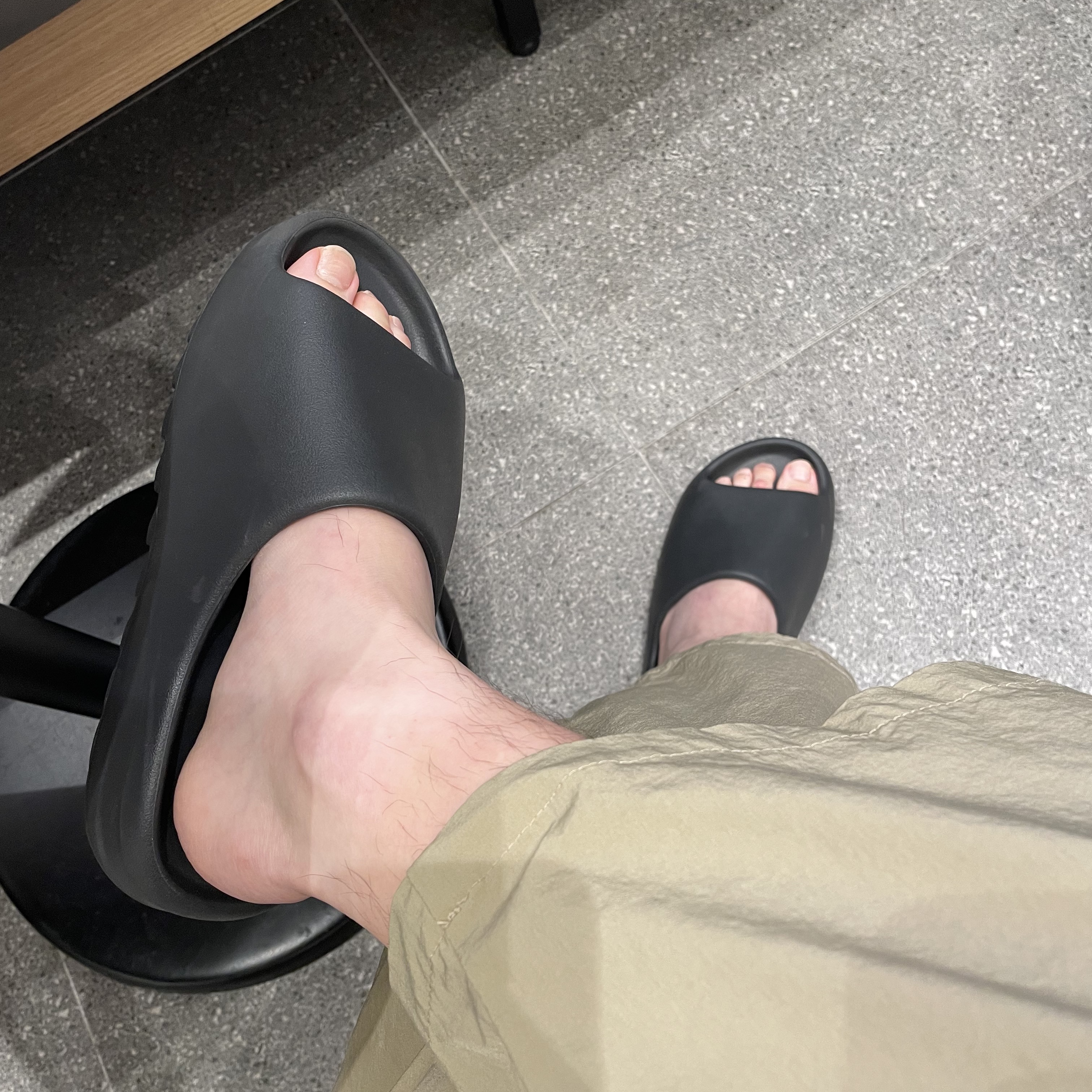 Adidas Yeezy Slide Onyx 착용 스타일
