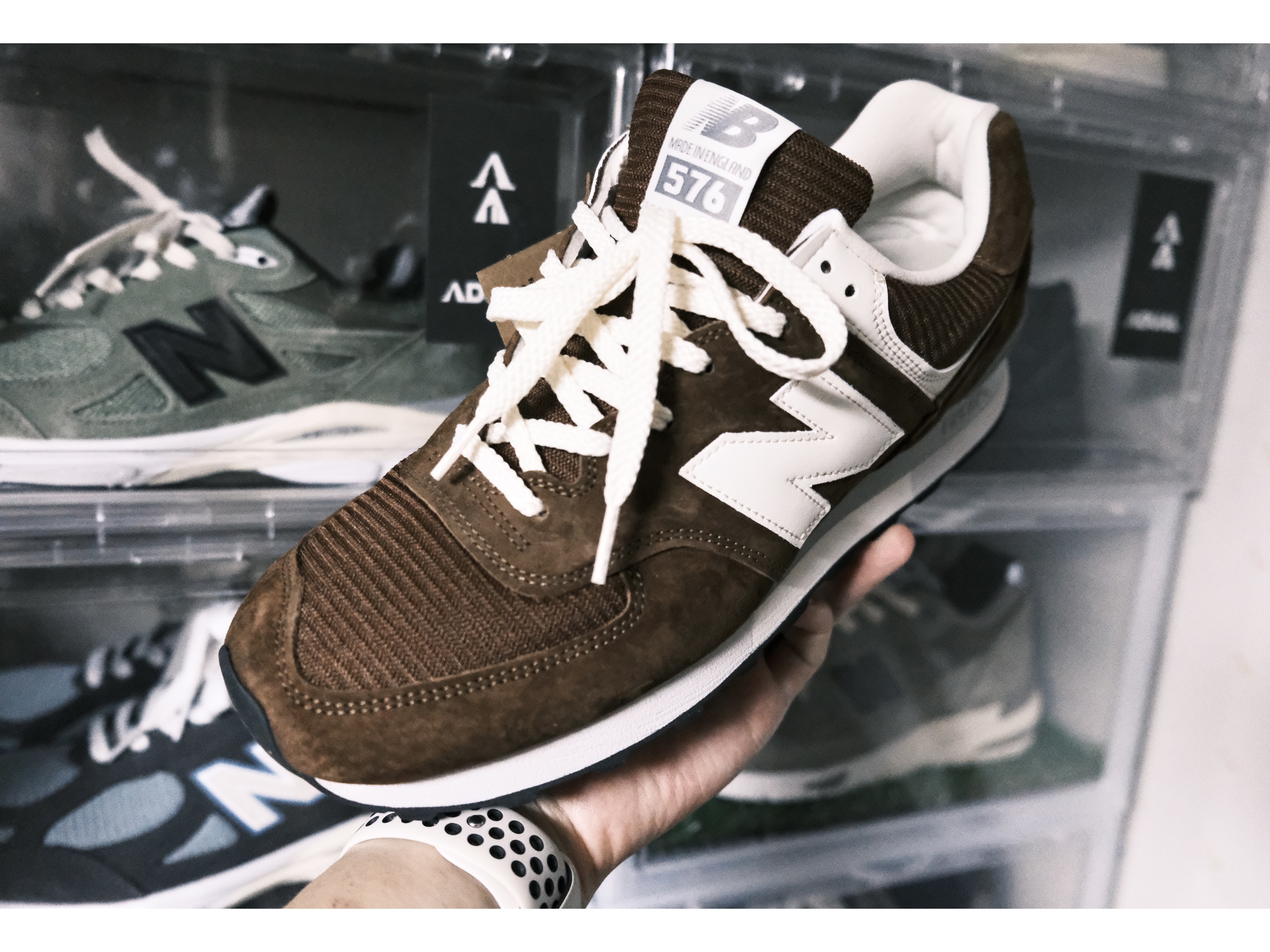 New Balance 576 Made in UK Monks Robe Coconut Milk 착용 스타일 - 1