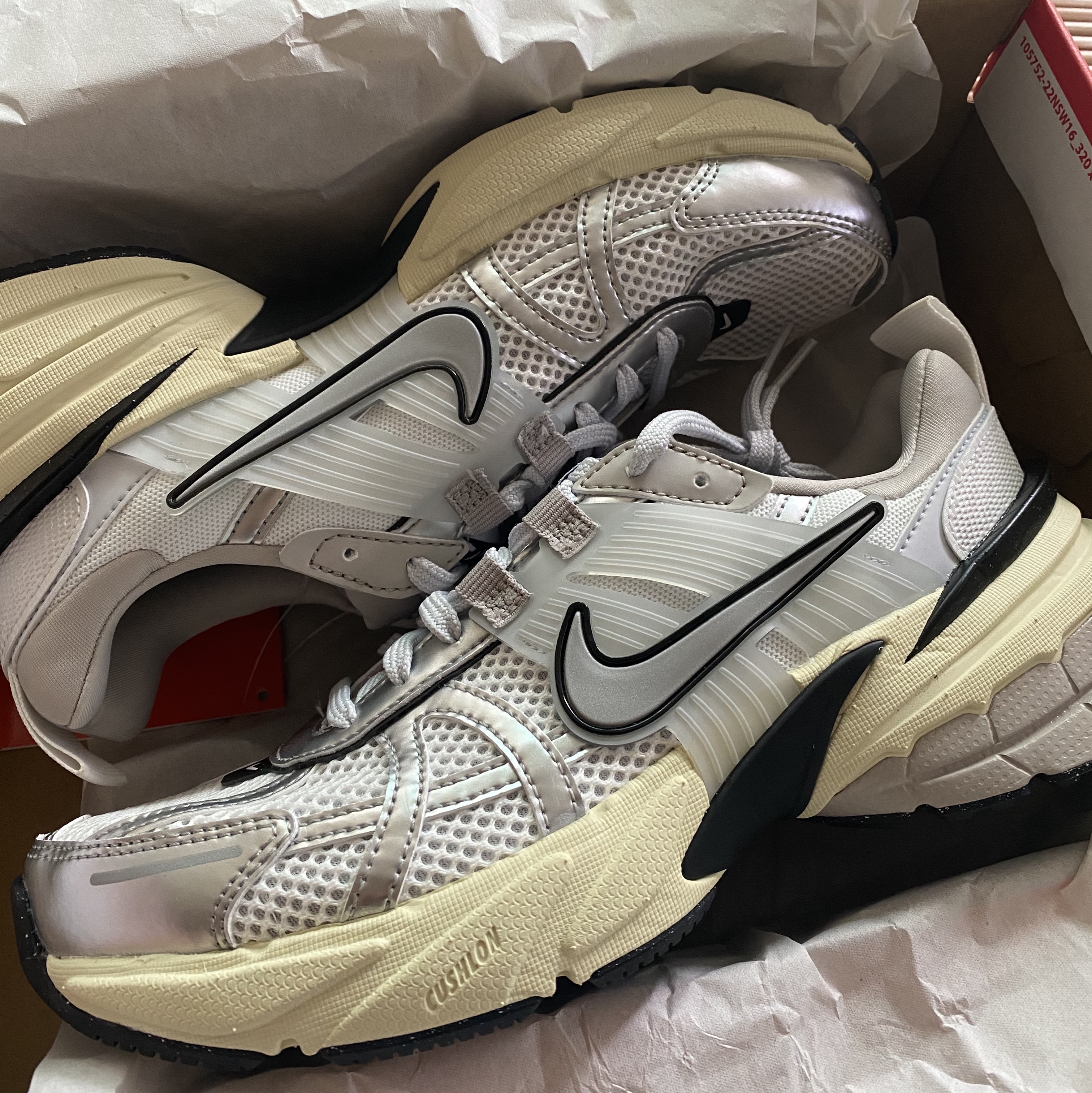 Nike V2K Run Summit White Metallic Silver 착용 스타일