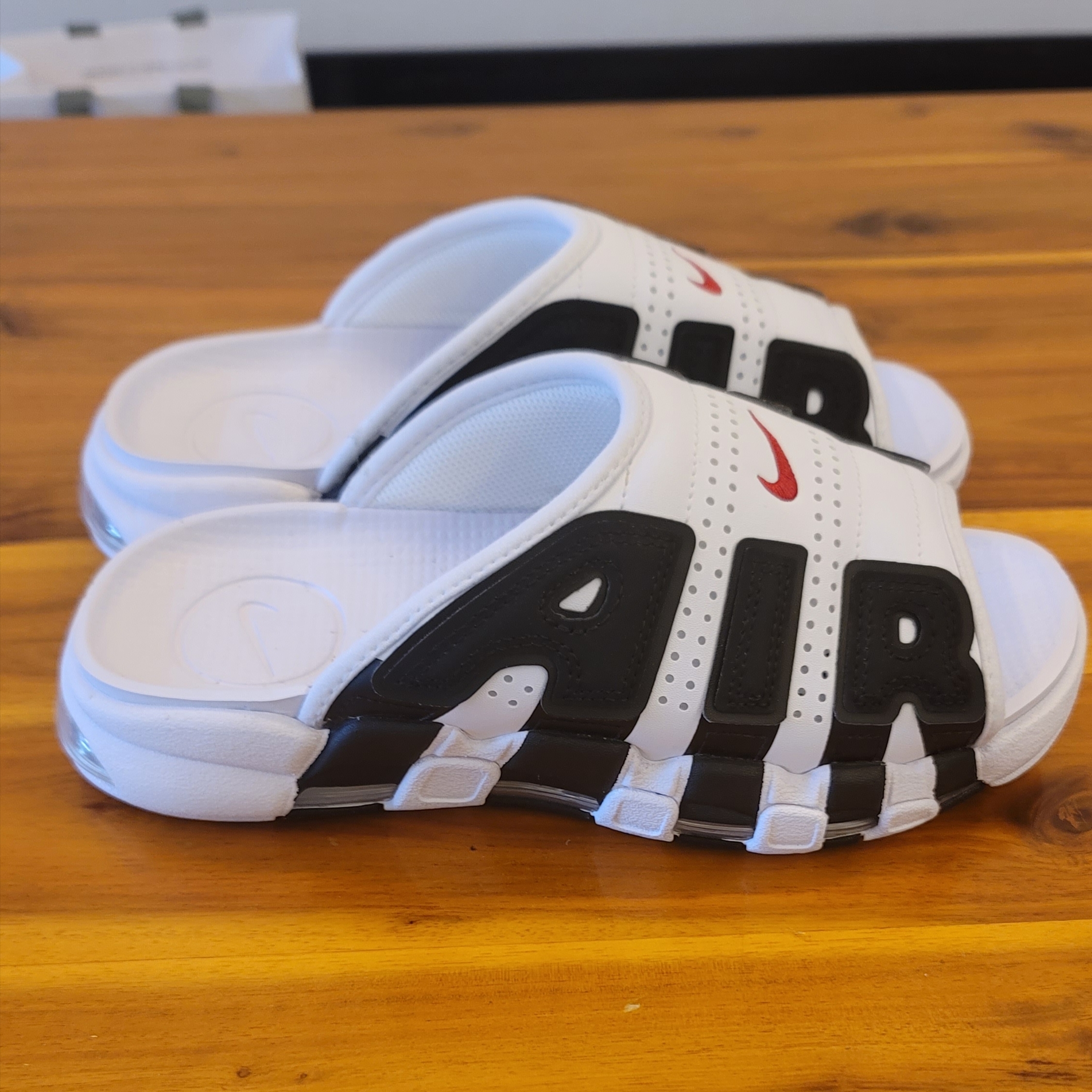 Nike Air More Uptempo Slide White Black, Nike Air More Uptempo Slide Black White 착용 스타일 - 5