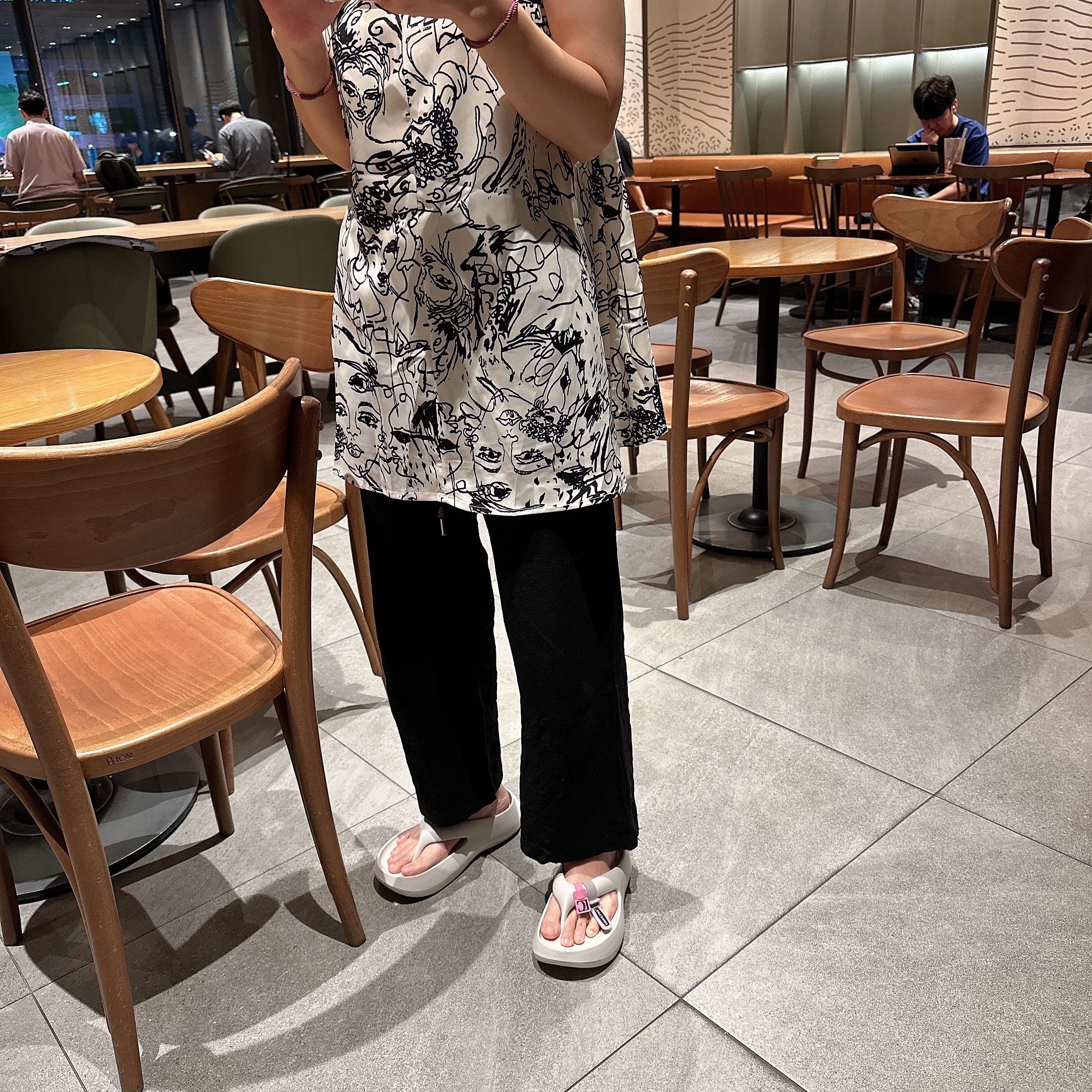 Taw&Toe x Low Classic Platform Flip Flop Cream 착용 스타일 - 2