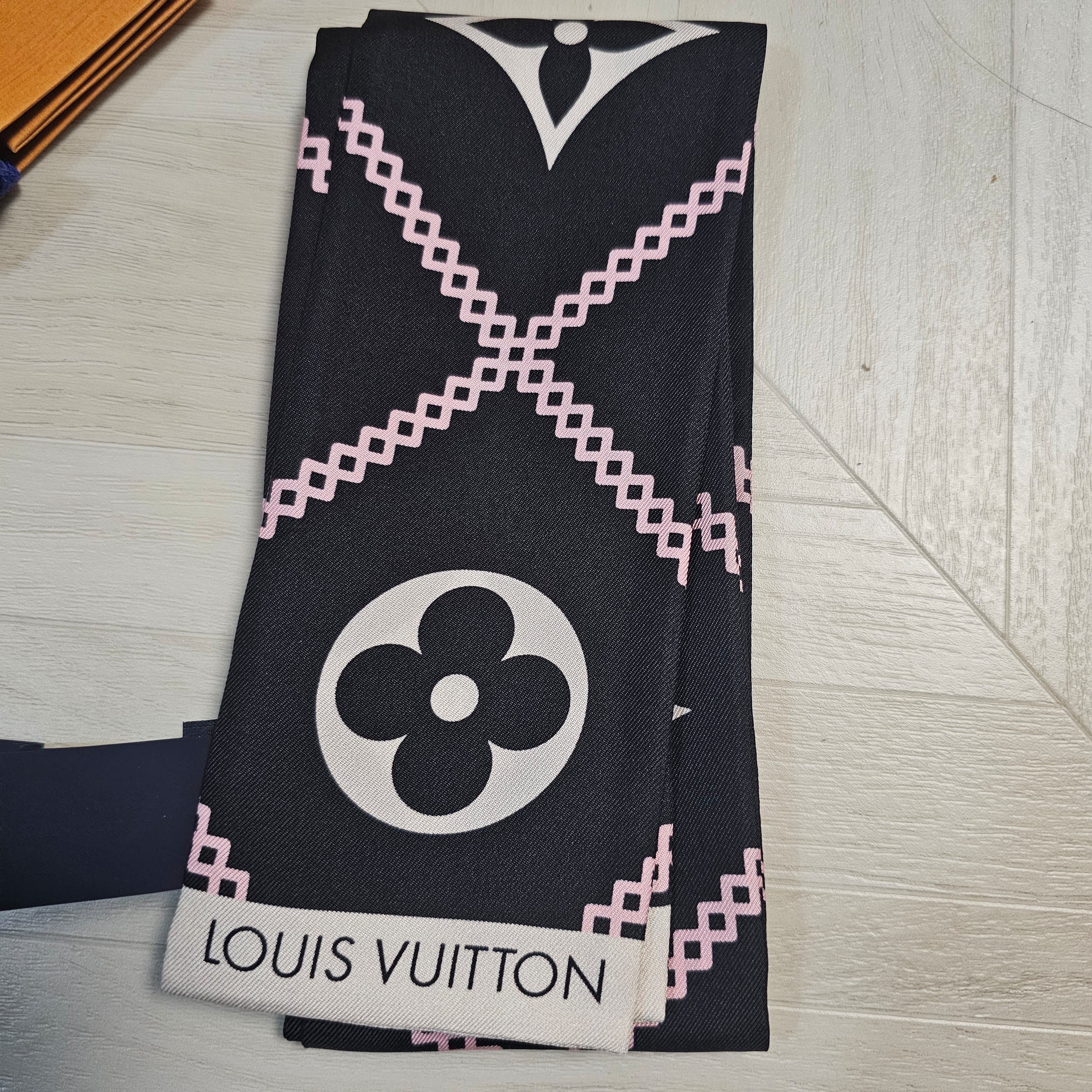 (W) Louis Vuitton Croisillon Bandeau Black 착용 스타일 - 1
