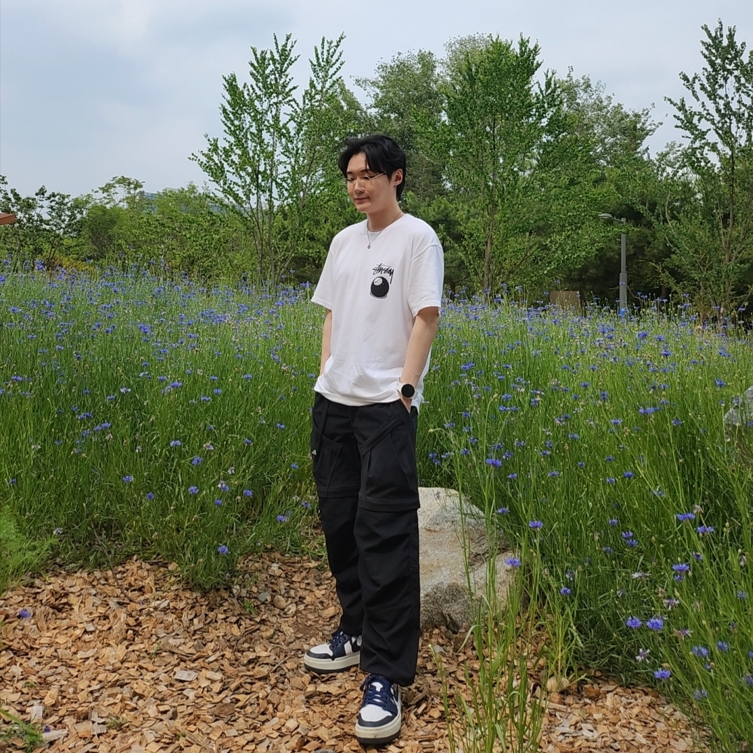 Nike x Stussy NRG FL SS 8 Ball T-Shirt White (DO9323-100), Nike ACG Smith Summit Cargo Pants Black - Asia 착용 스타일