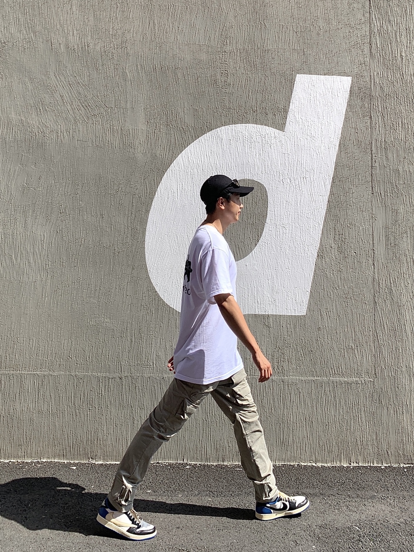 Stussy x CDG Surfman T-Shirt White, Jordan 1 x Travis Scott x Fragment Retro Low OG SP Military Blue 착용 스타일