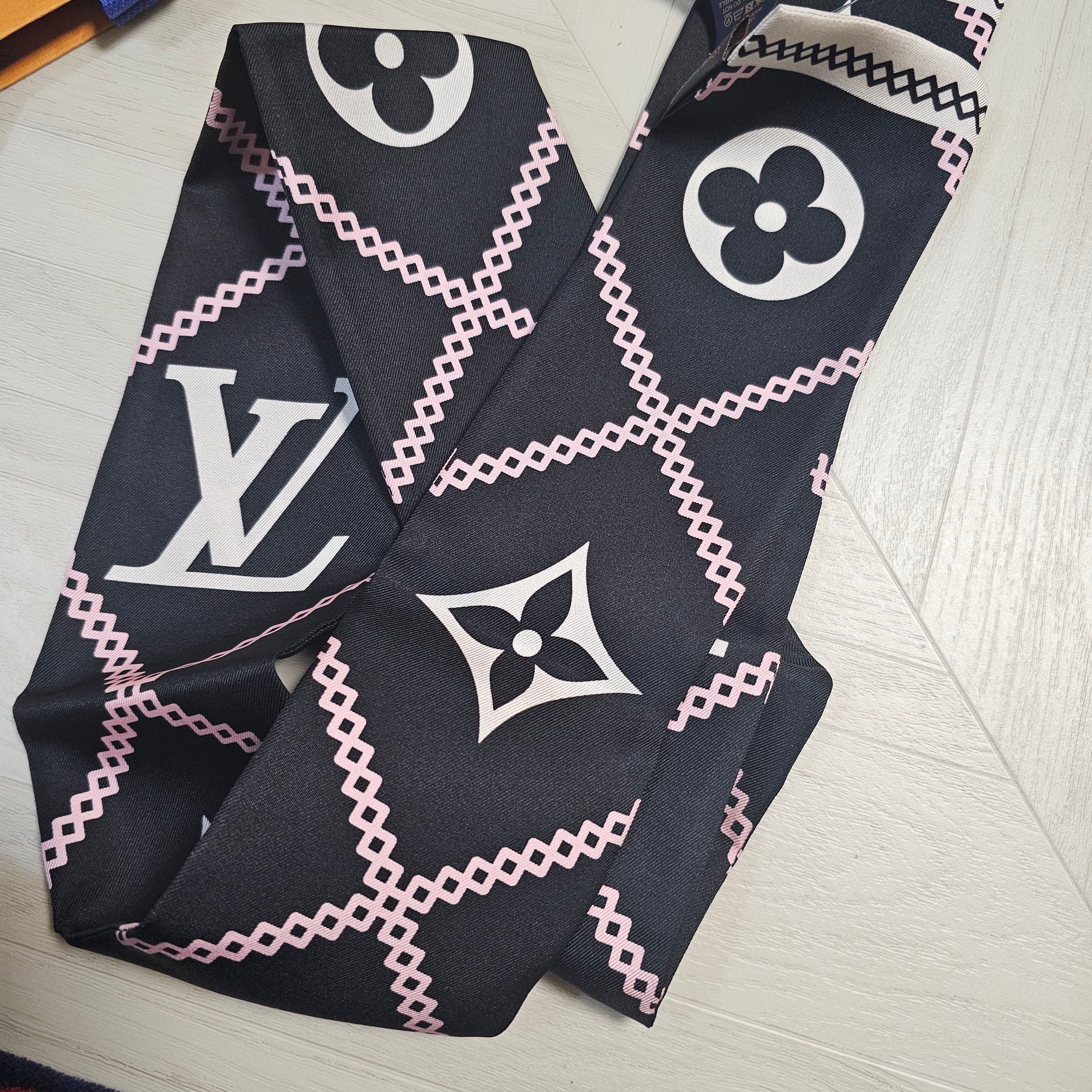 (W) Louis Vuitton Croisillon Bandeau Black 착용 스타일 - 2