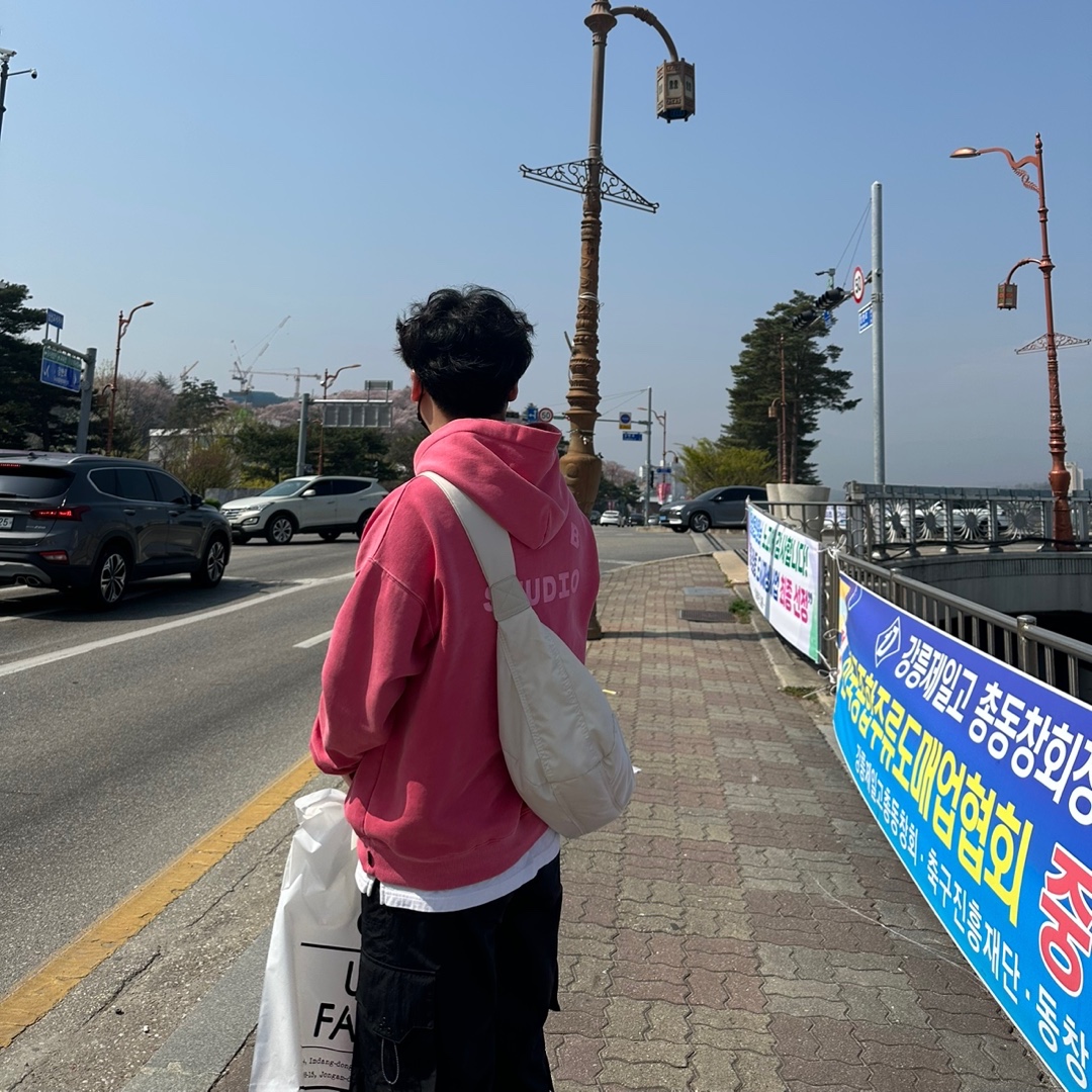 IAB Studio Pigment Hoodie & Sack Coral 착용 스타일