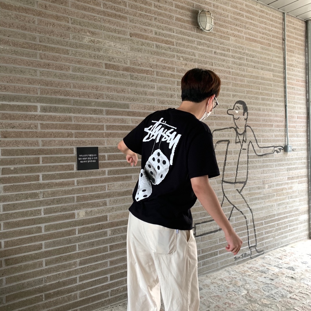 Stussy Fuzzy Dice T-Shirt Black 착용 스타일