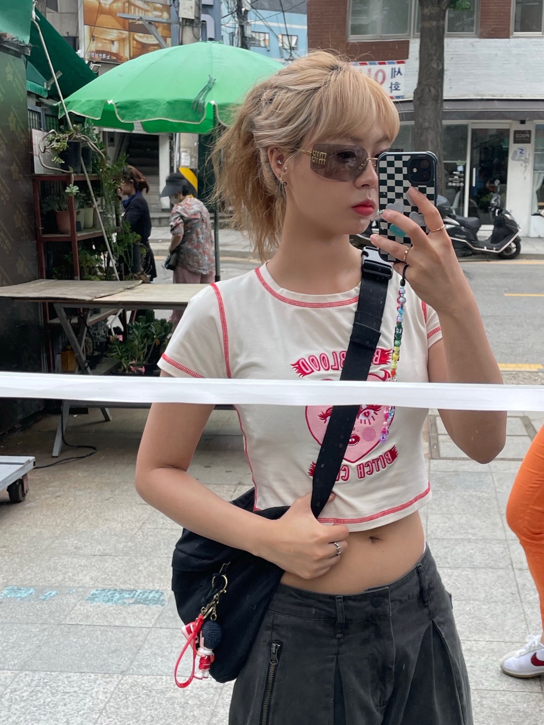 (W) Miu Miu Runway Sunglasses Light Grey Lenses Gold Metal 착용 스타일