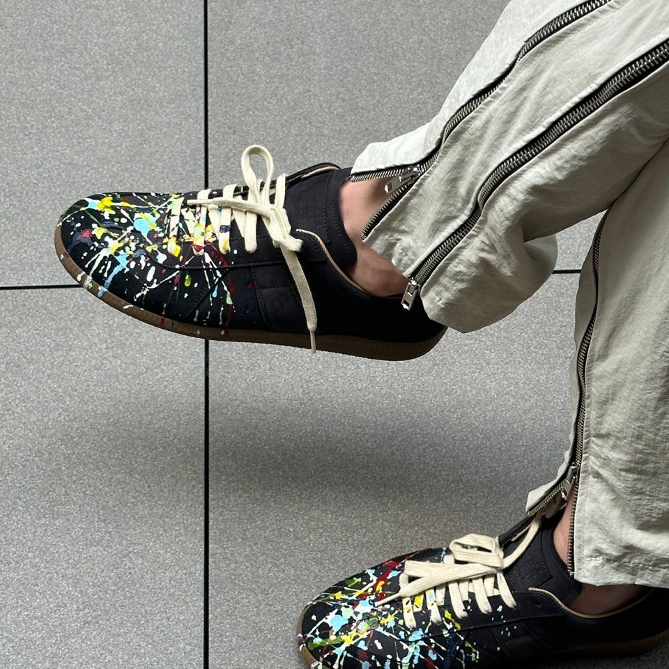 Maison Margiela Replica Paint Drop Sneakers Black 착용 스타일