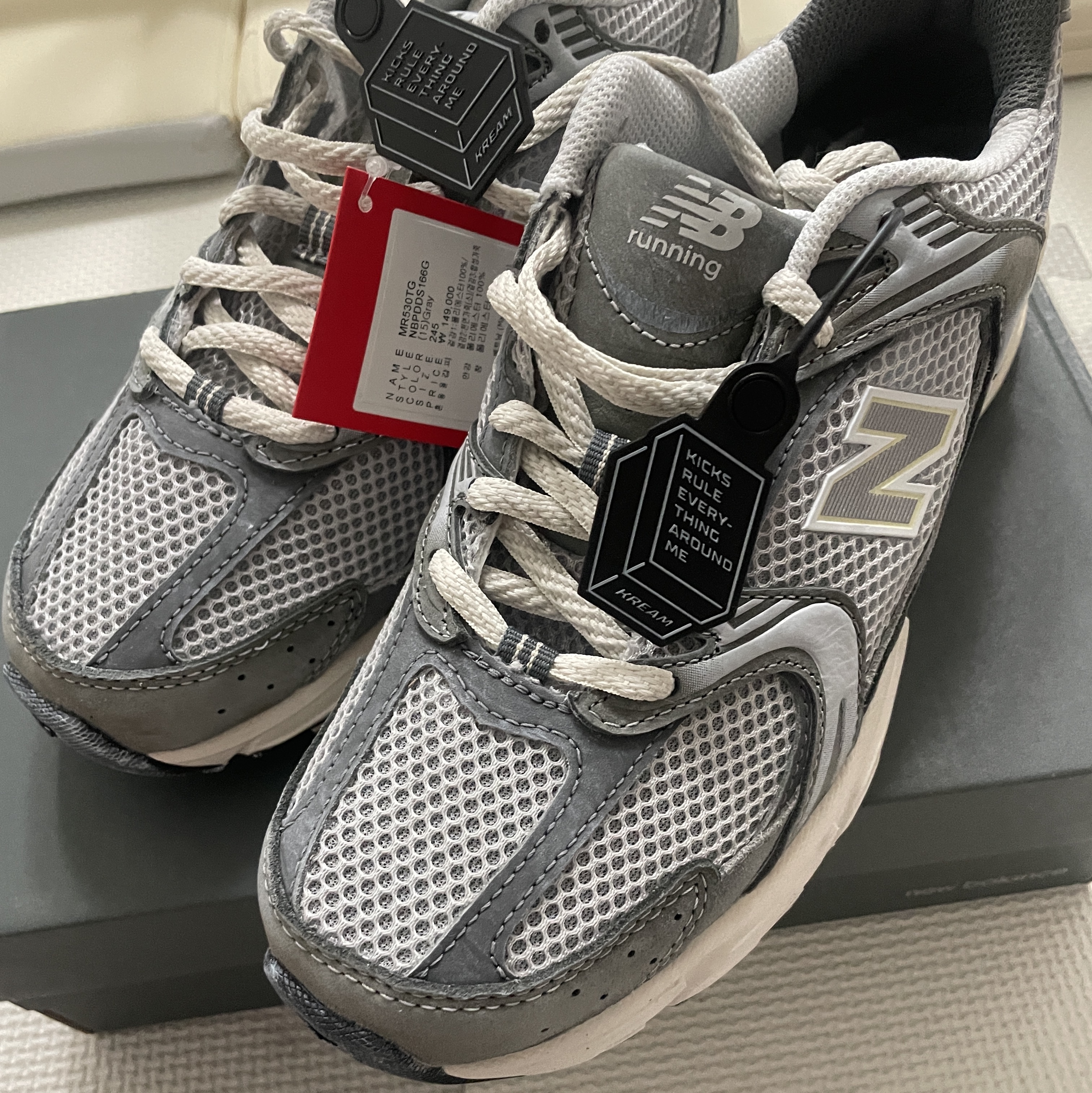 New Balance 530 Premium Vintage Grey Matter 착용 스타일 - 1