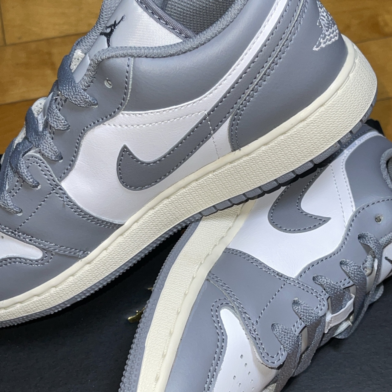(GS) Jordan 1 Retro High OG Bleached Coral, (W) Jordan 1 Low Black and White 착용 스타일 - 3