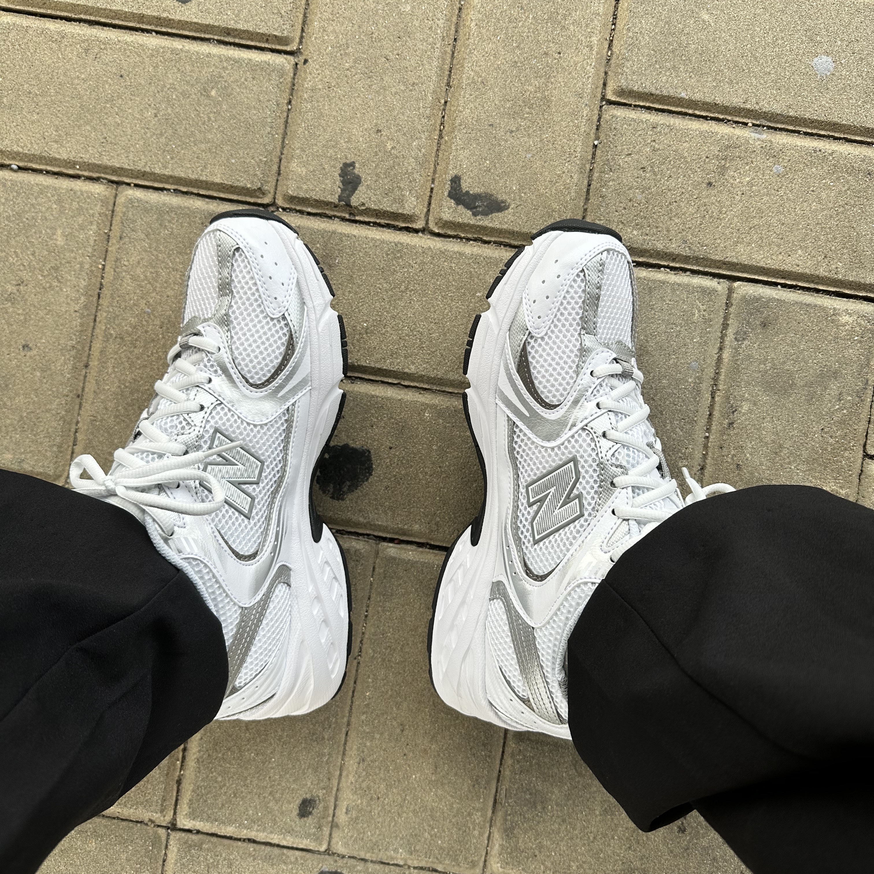 New Balance 530 White Silver 착용 스타일