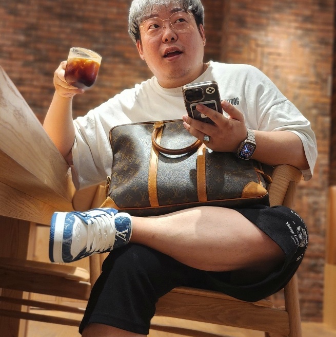 Louis Vuitton LV Trainer Sneakers Monogram Denim Blue, Apple Watch Ultra 49mm Titanium Case with L Alpine Loop Orange (Korean Ver.) 착용 스타일