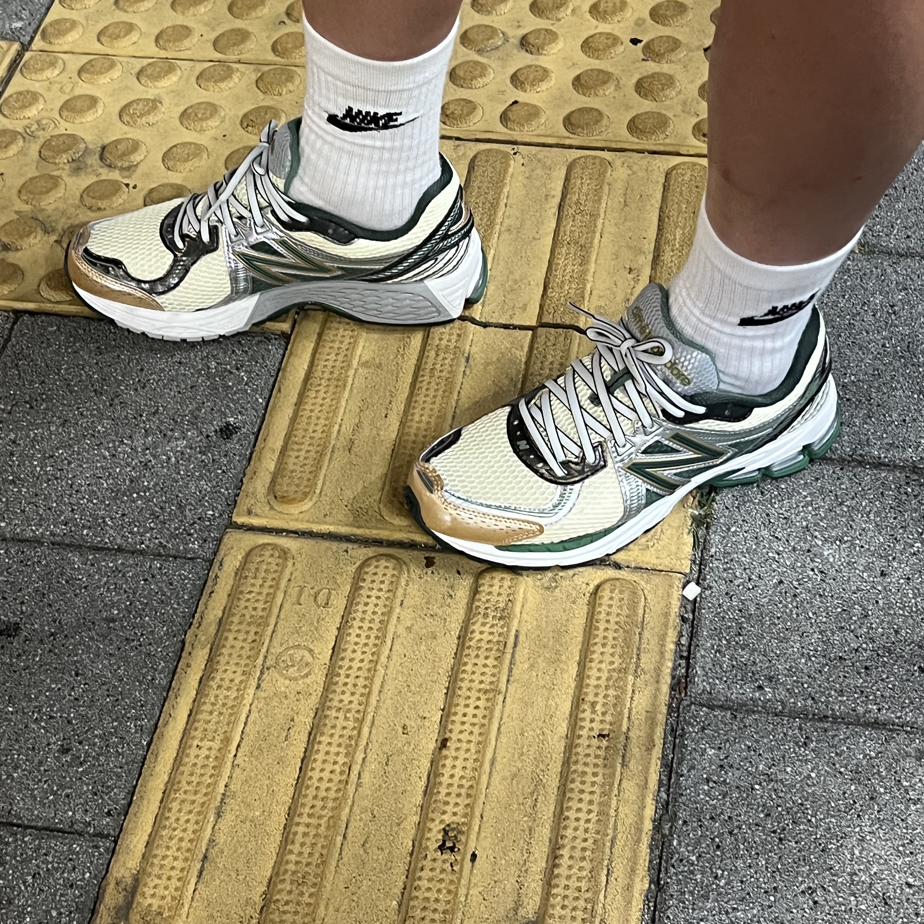 New Balance x Aime Leon Dore 860v2 Green 착용 스타일 - 1