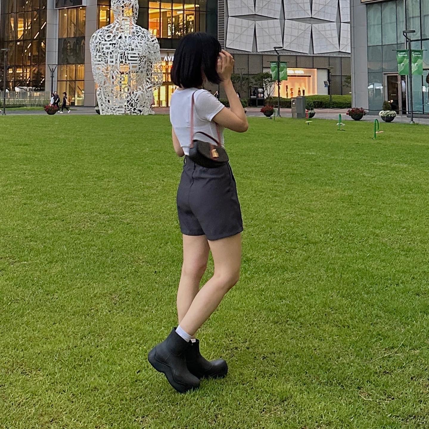 Celine Clutch On Strap Tabou in Triomphe Canvas Calfskin Tan, Bottega Veneta Puddle Ankle Boots Black 착용 스타일 - 3