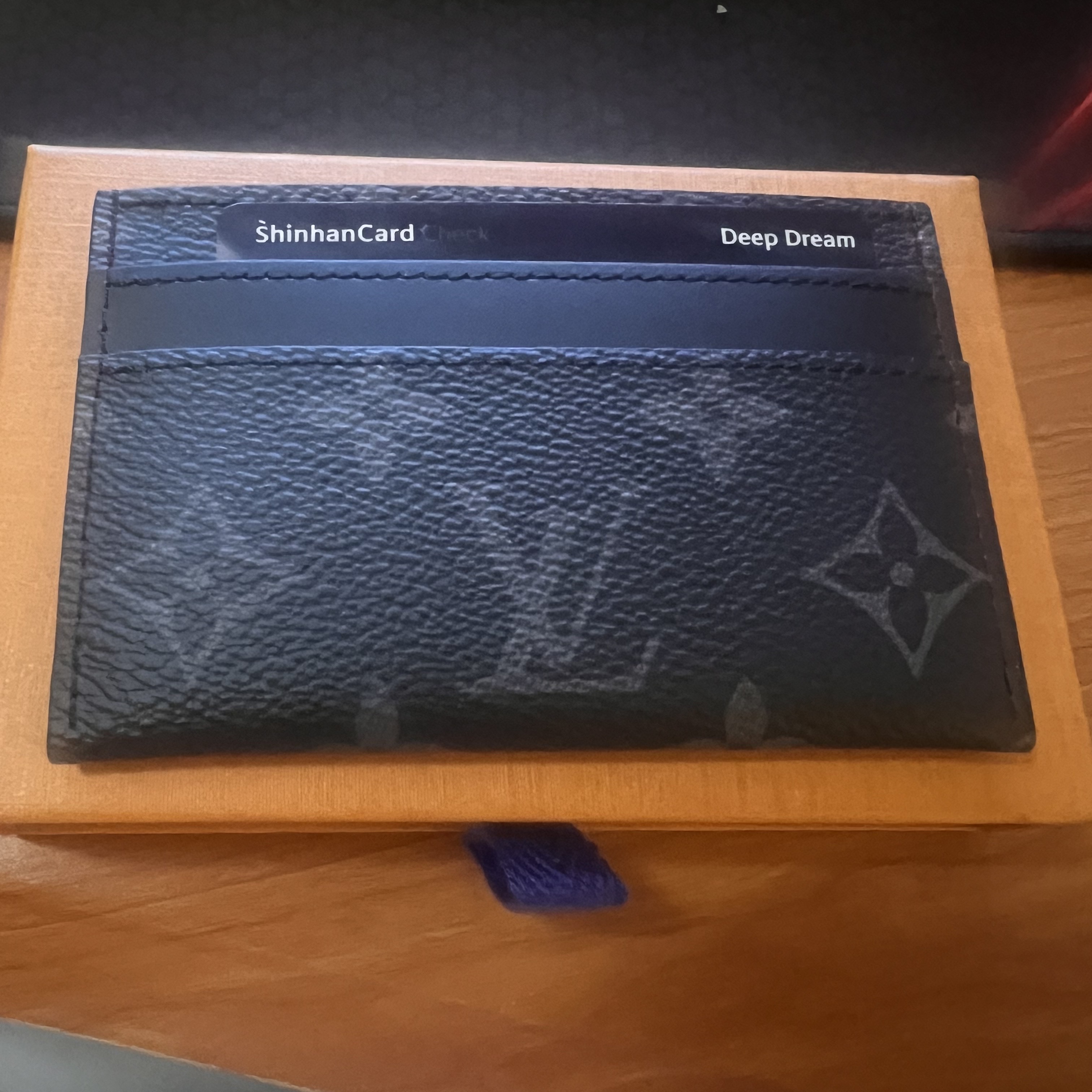 Louis Vuitton Double Card Holder Monogram Eclipse 착용 스타일 - 2