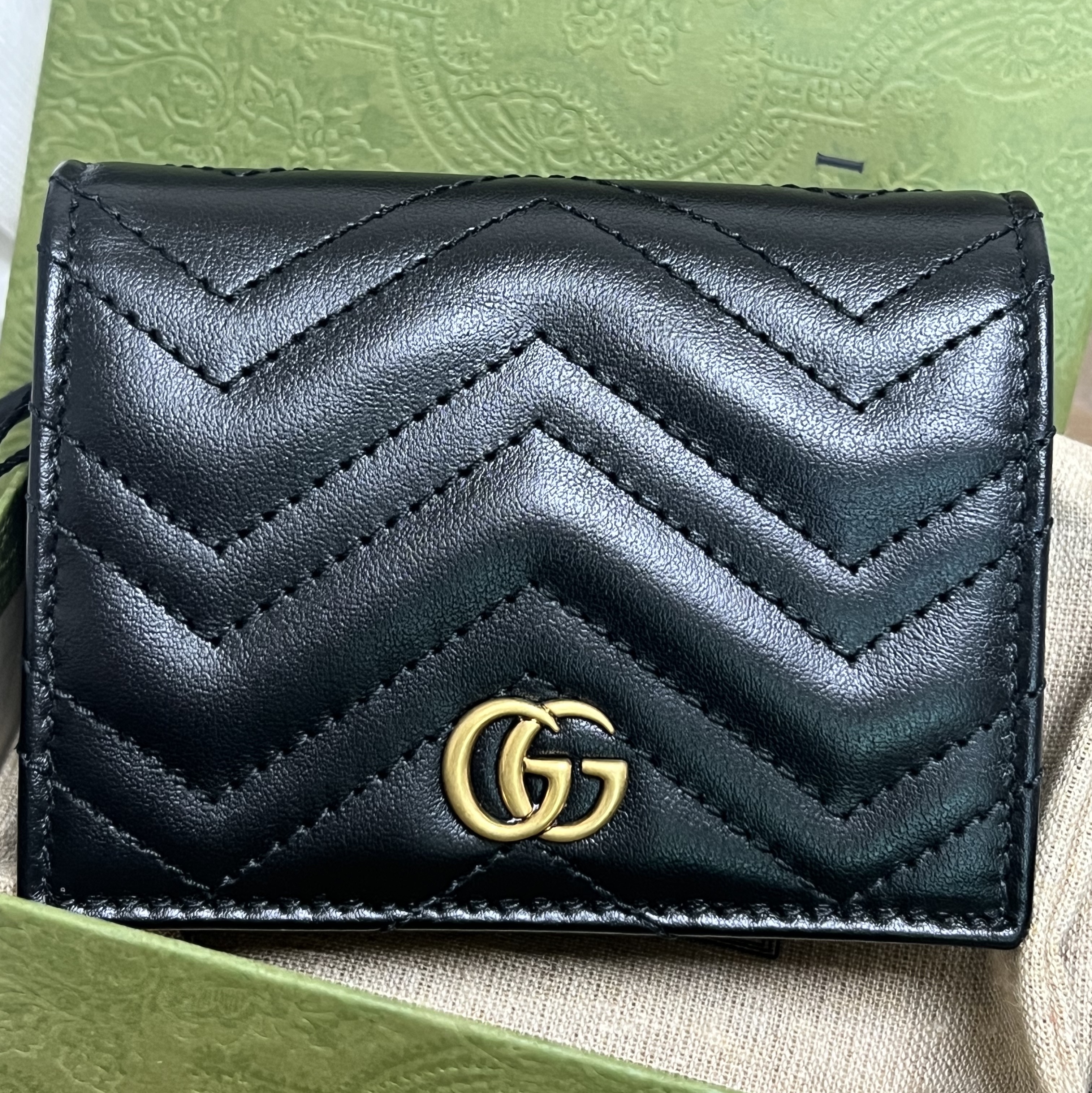 Gucci GG Marmont Matelasse Card Case Wallet Black 착용 스타일