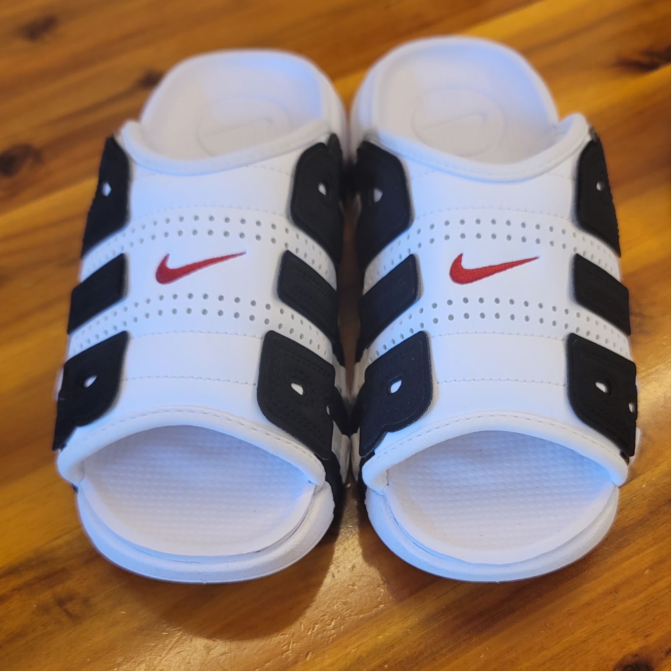 Nike Air More Uptempo Slide White Black, Nike Air More Uptempo Slide Black White 착용 스타일 - 1