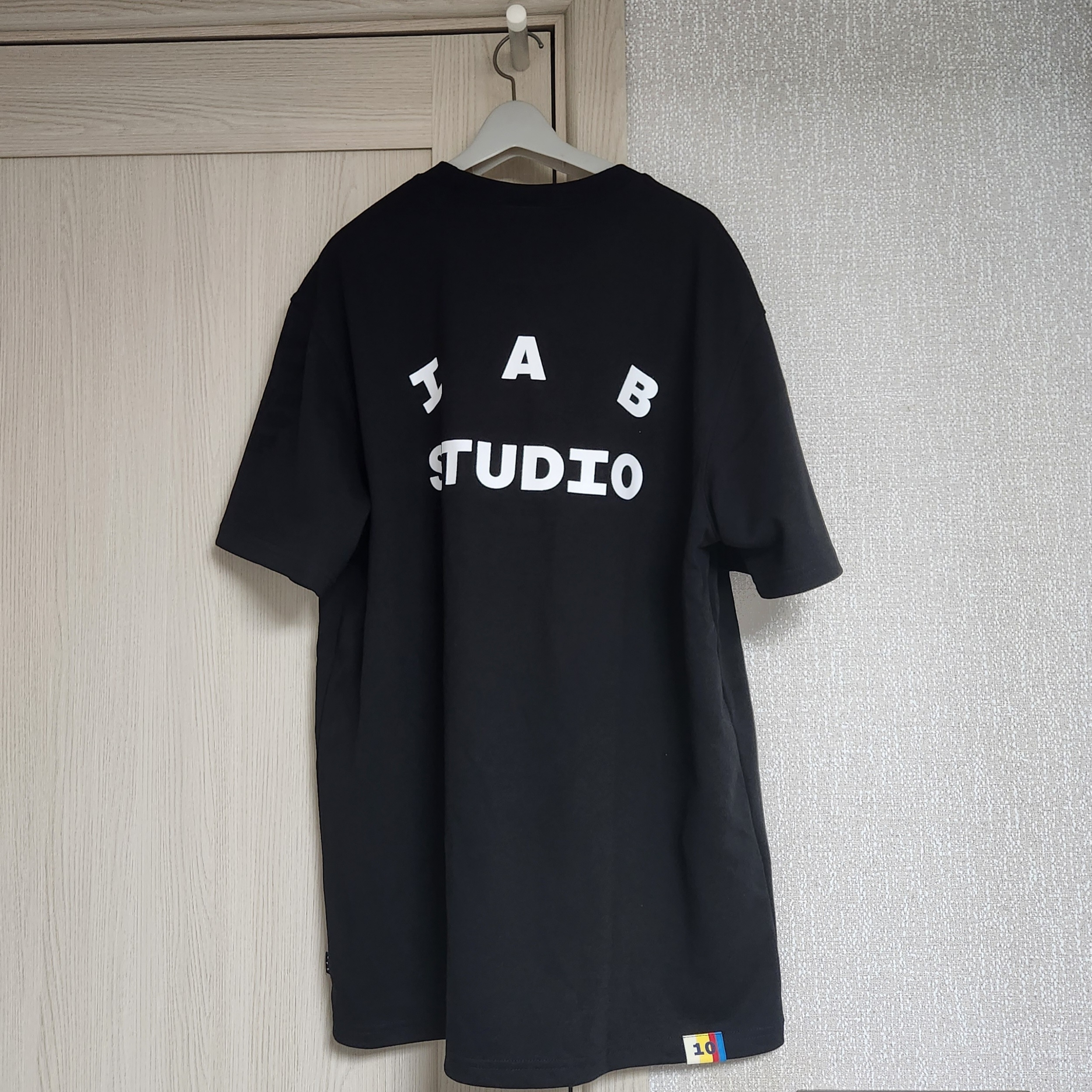 IAB Studio 10th Anniversary T-Shirt Black 착용 스타일