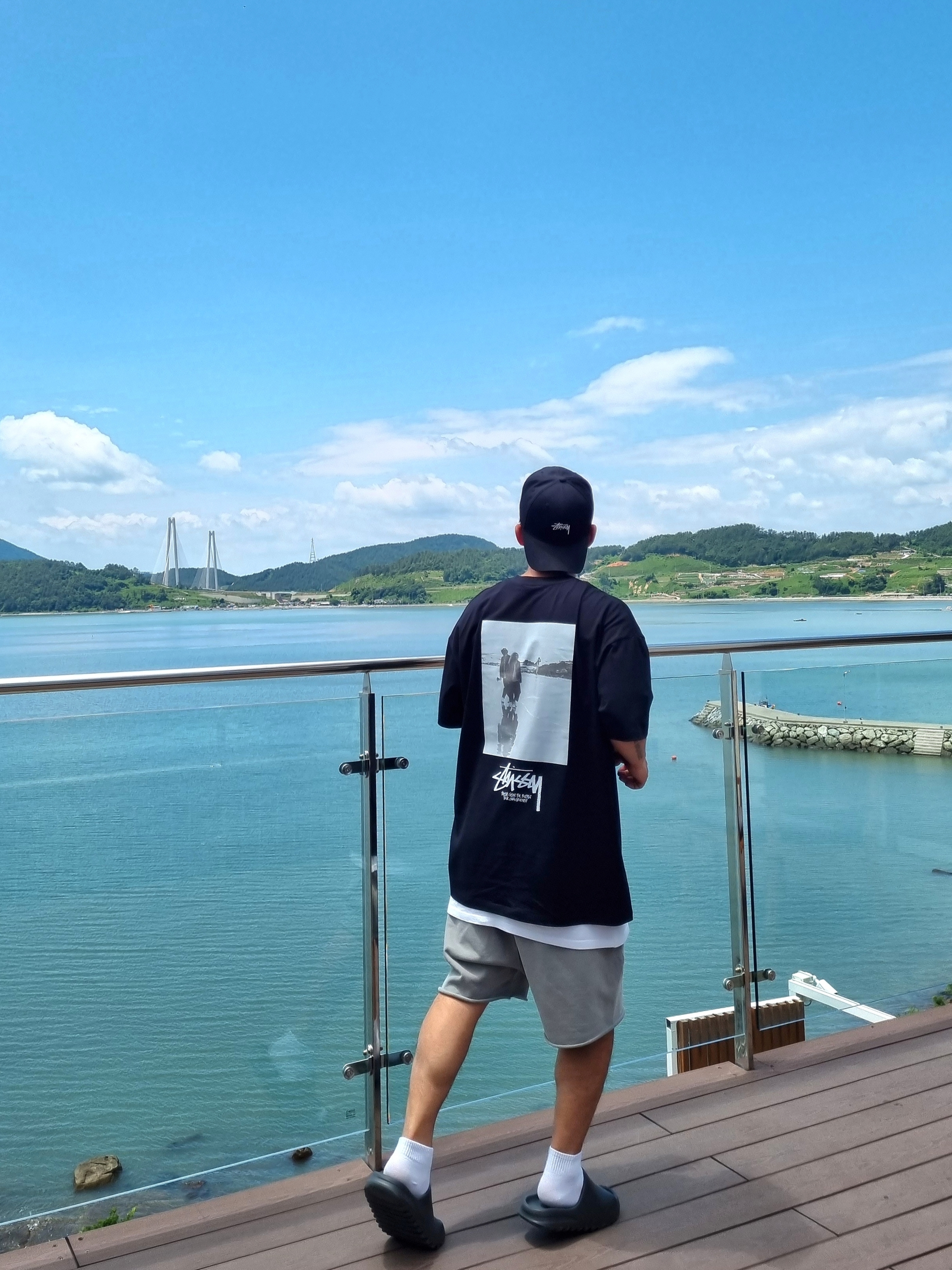 Adidas Yeezy Slide Onyx, Stussy Low Tide T-Shirt Black 착용 스타일