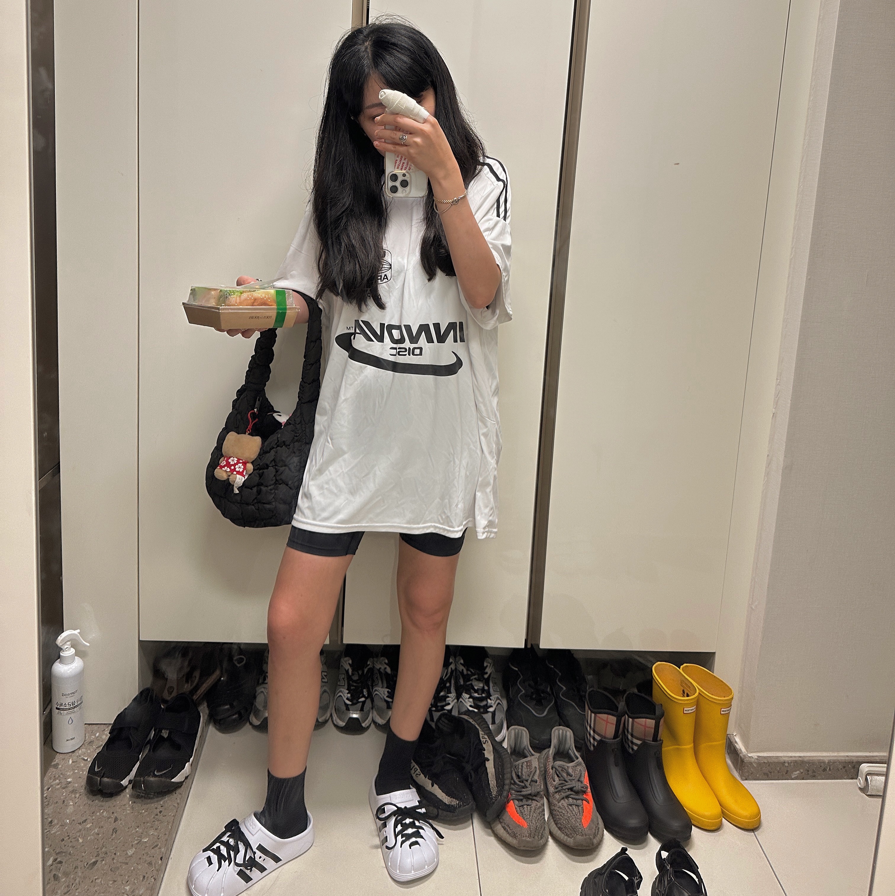 Adidas Adilette Clog White Black, COS Quilted Mini Bag Black 착용 스타일