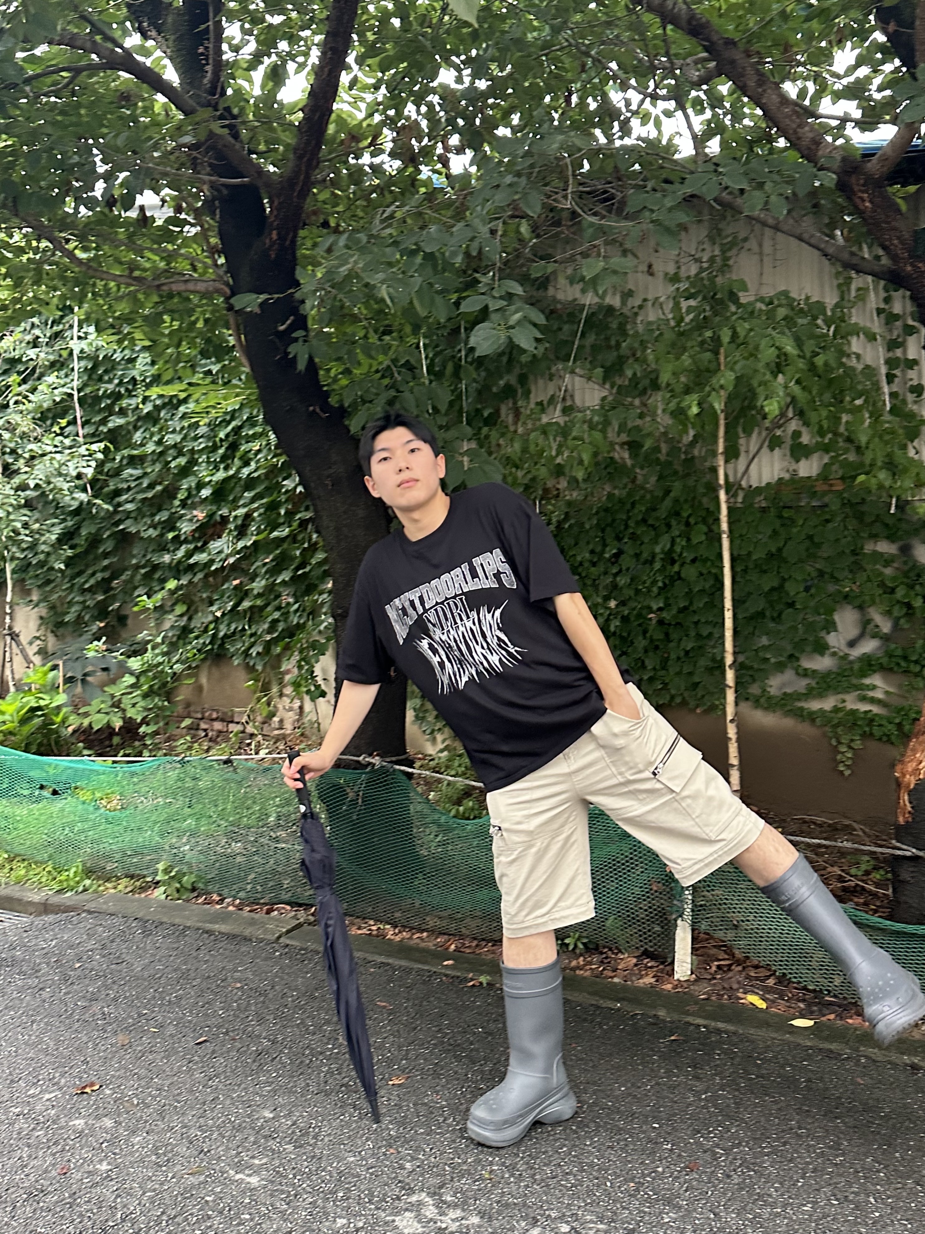 Balenciaga x Crocs Rubber Boot Grey 착용 스타일 - 2