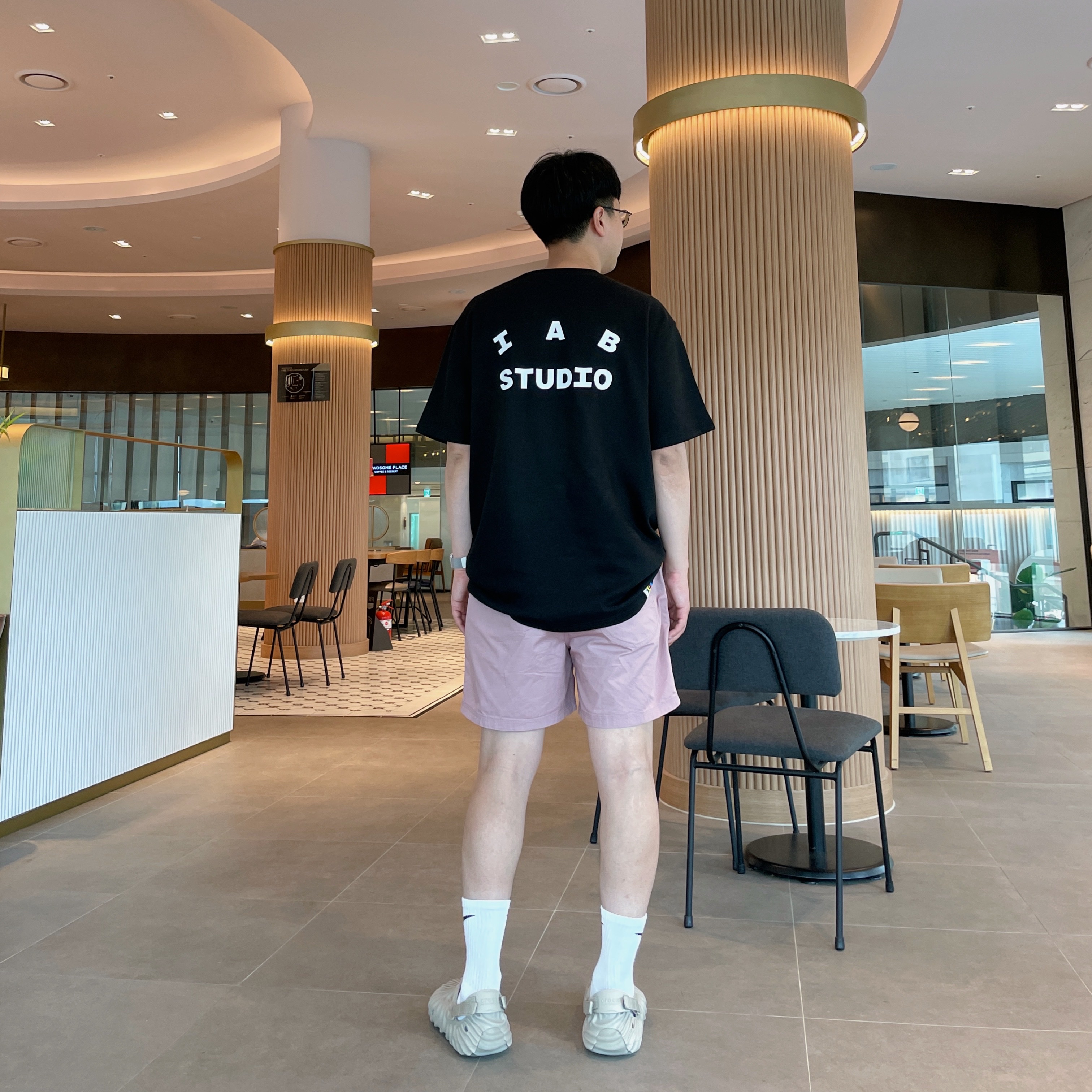 IAB Studio 10th Anniversary T-Shirts Pack White & Black (2 Pack), Crocs Echo Clog Stucco 착용 스타일 - 2