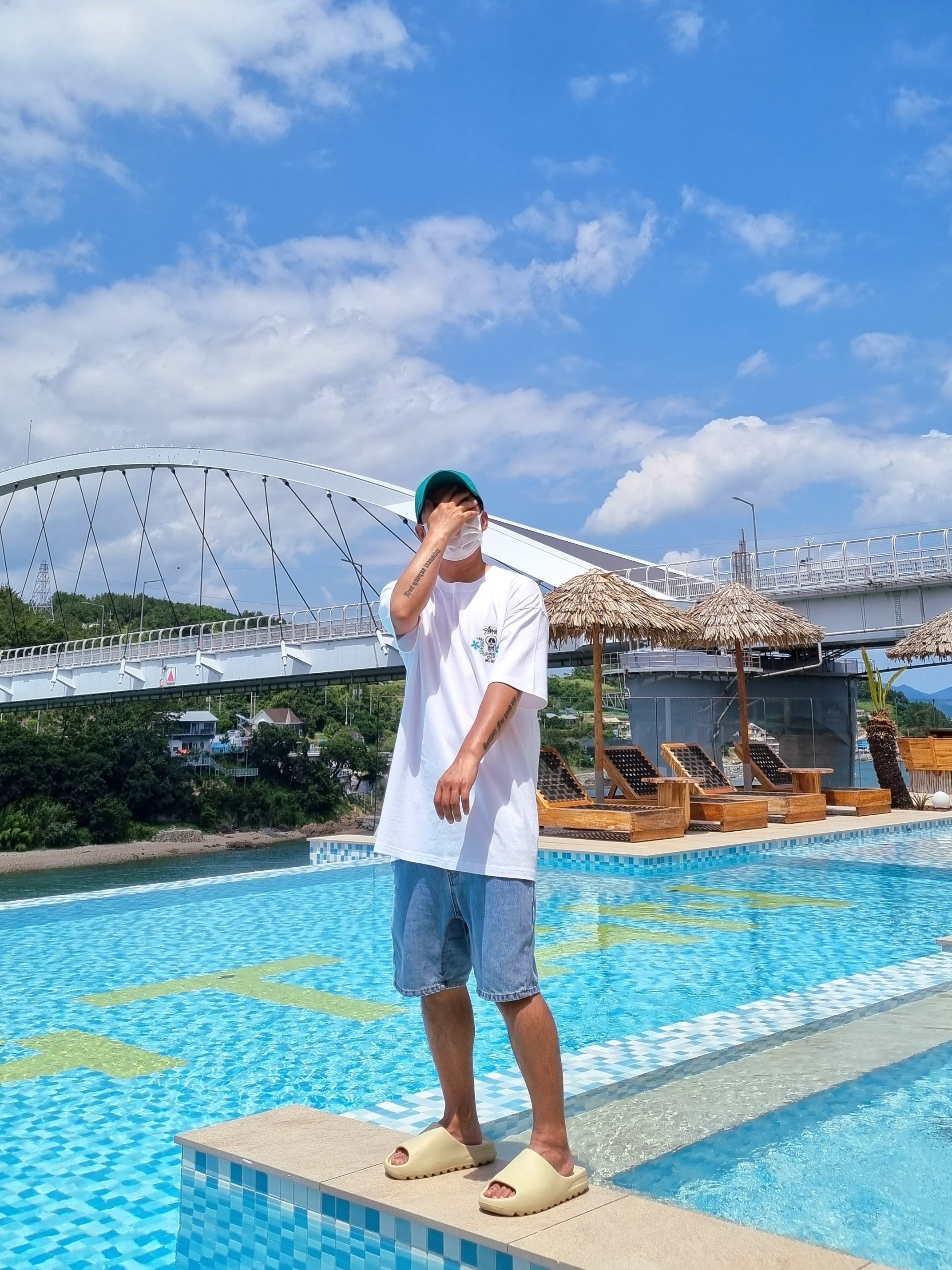 Adidas Yeezy Slide Bone 2022/2023, Stussy Skull Crest T-Shirt White 착용 스타일