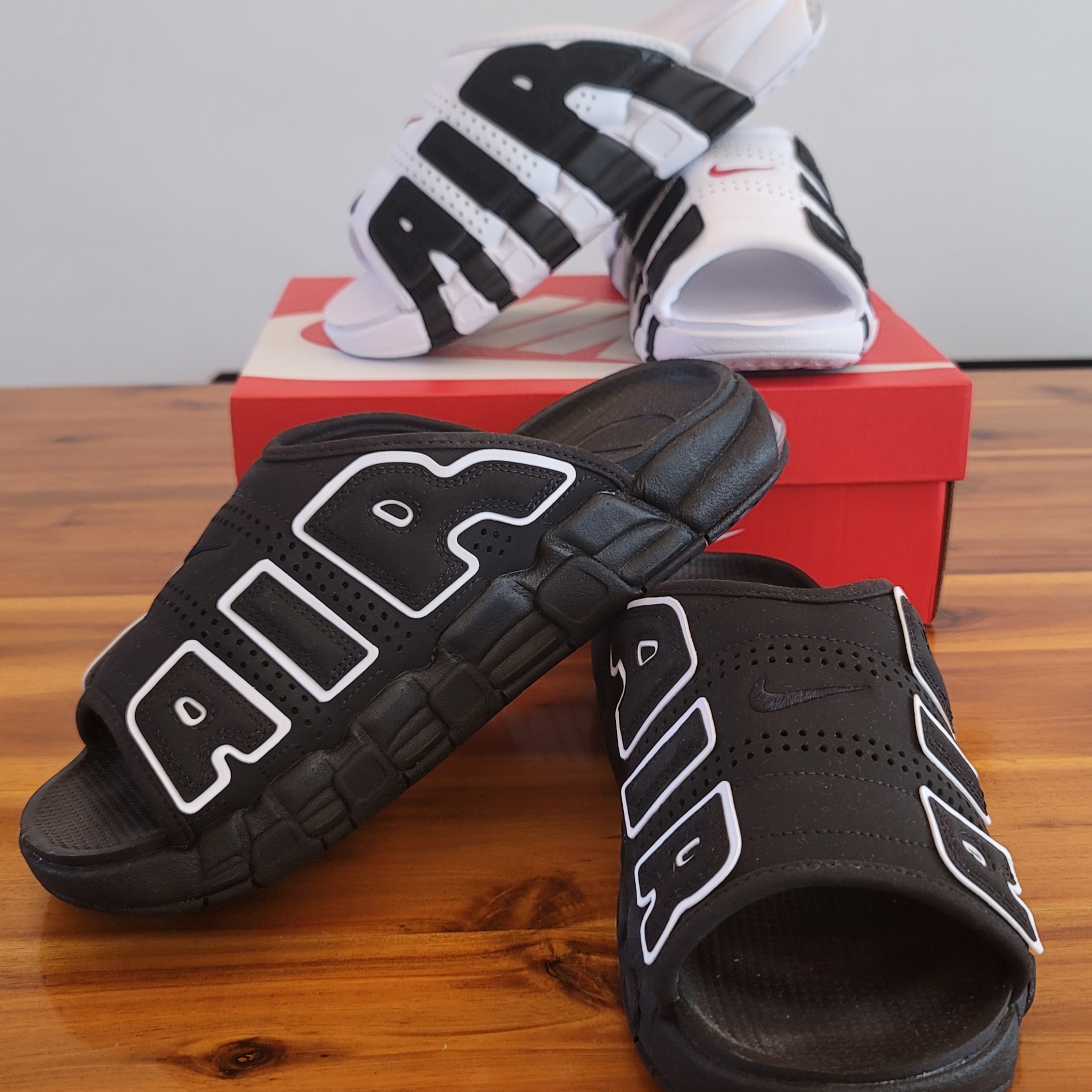 Nike Air More Uptempo Slide White Black, Nike Air More Uptempo Slide Black White 착용 스타일 - 2