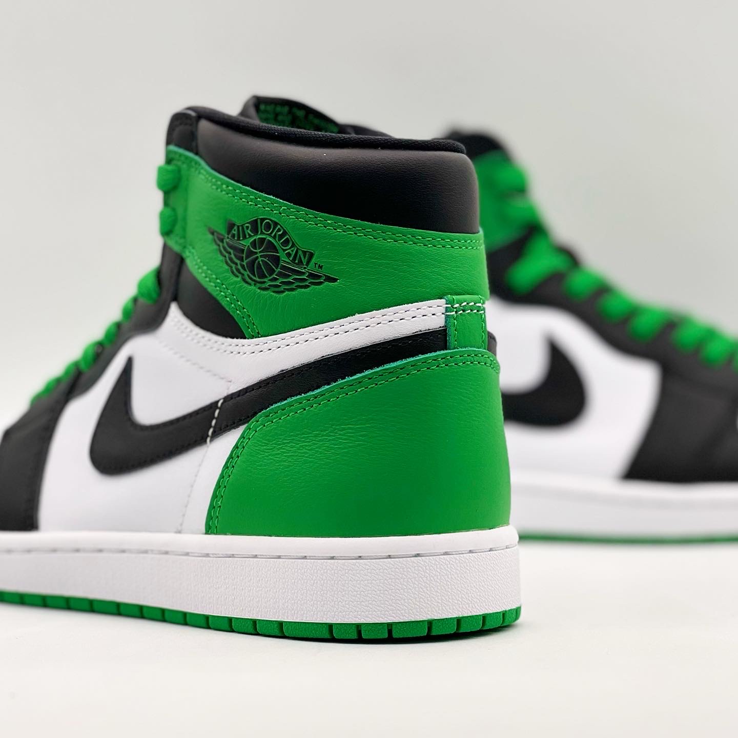 Jordan 1 Retro High OG Black and Lucky Green 착용 스타일 - 3